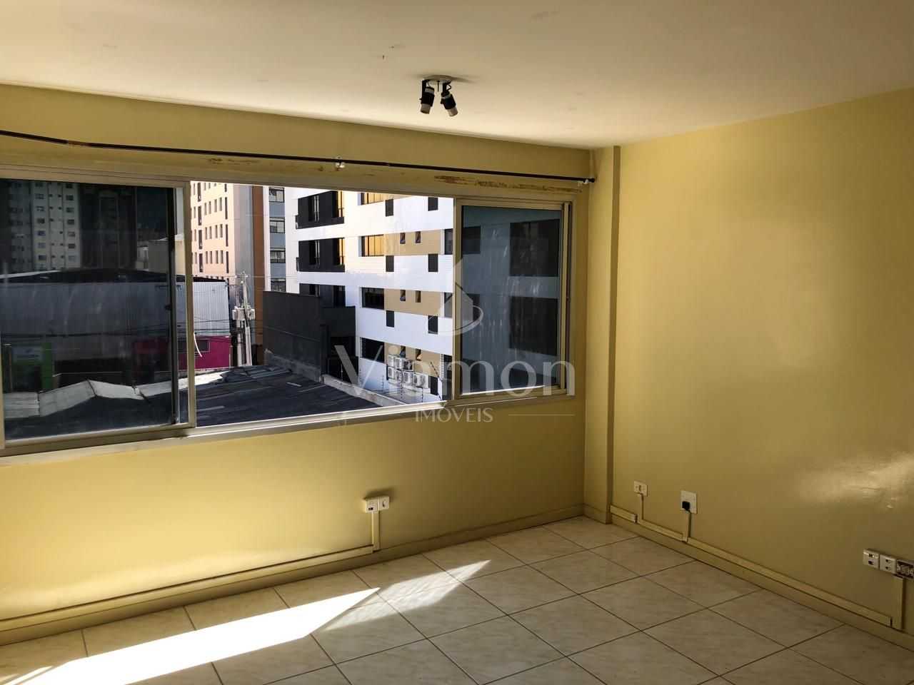 Sala Comercial Arejada e Pronta para Uso no Centro de Curitiba