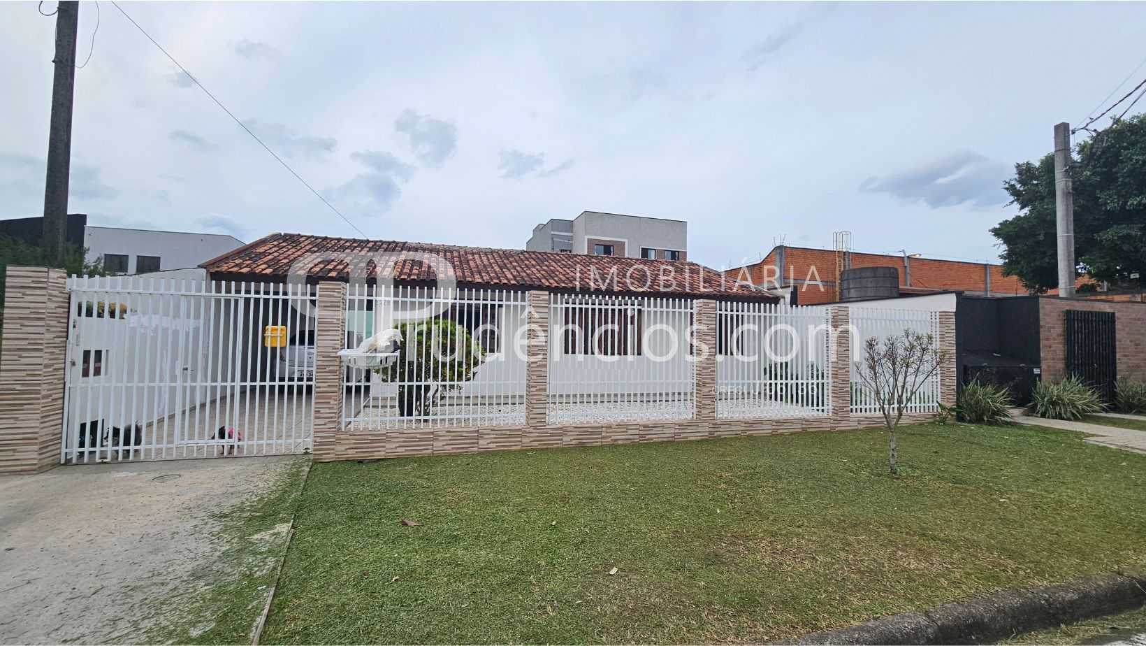 Casa espaçosa à venda em Araucária com excelente terreno e loc...