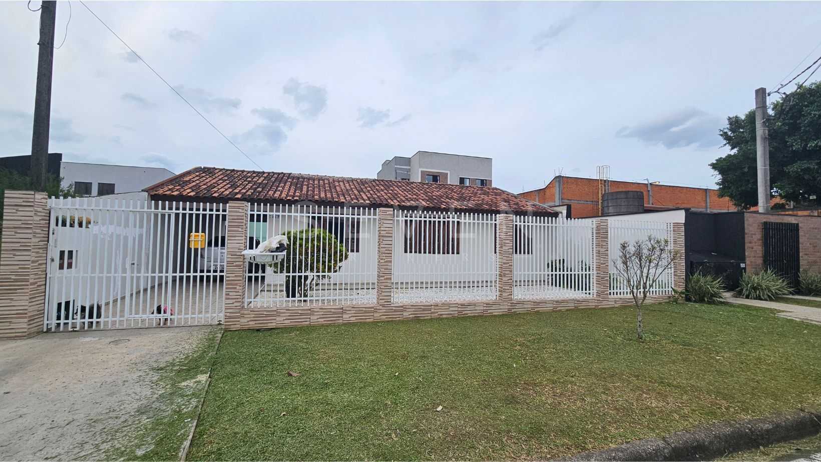Casa espaçosa à venda em Araucária com excelente terreno e loc...