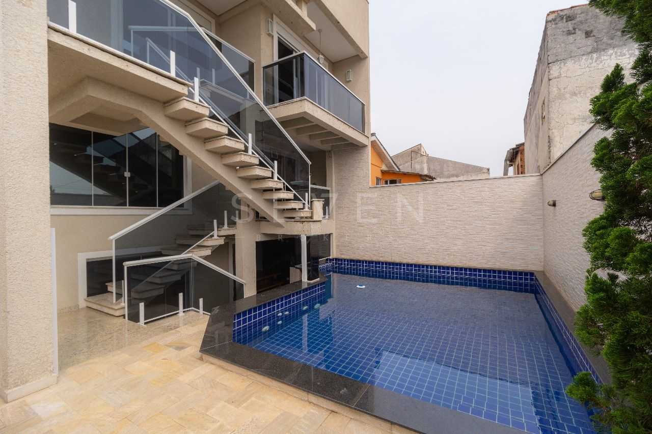 Sobrado Tríplex à Venda  no Uberaba com Piscina e Área Gourmet