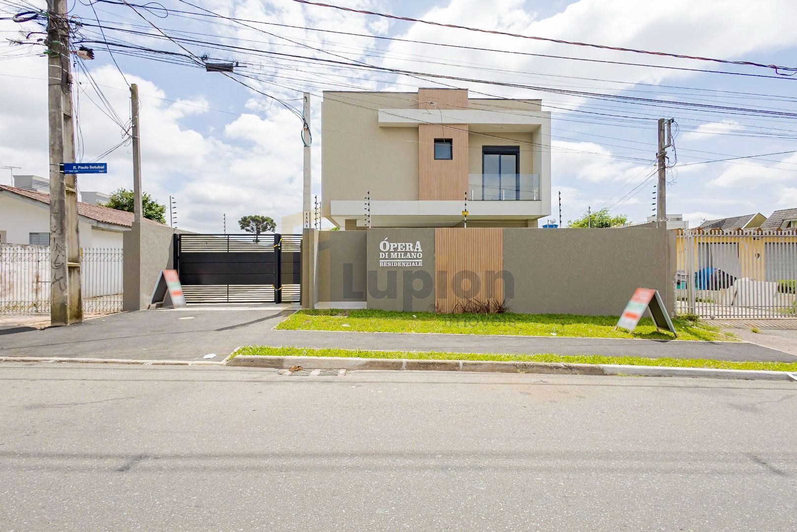 Sobrado Duplex com Suíte, Churrasqueira e Localização Privileg...