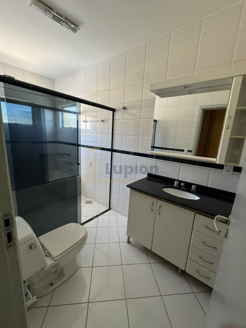 Triplex Espaçoso no Centro de Campo Largo com 3 Quartos, Suíte...