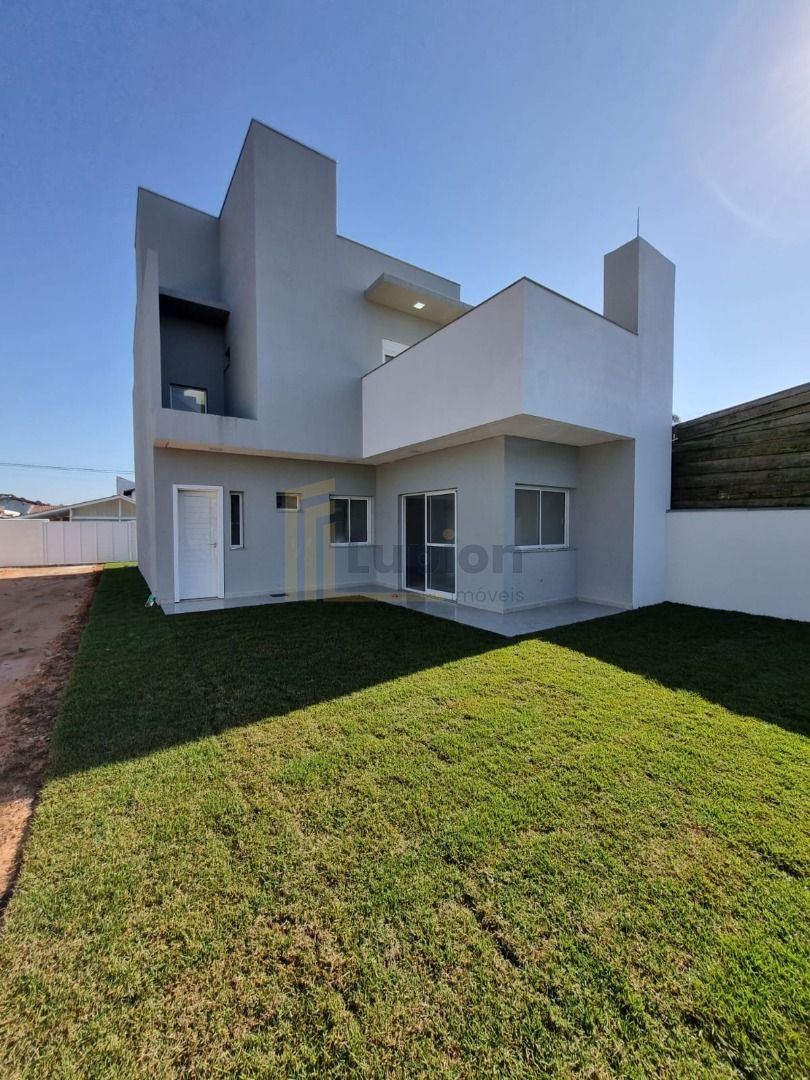 Sobrado à Venda na Praia de Itapoá  3 Suítes, Amplo Terreno e ...