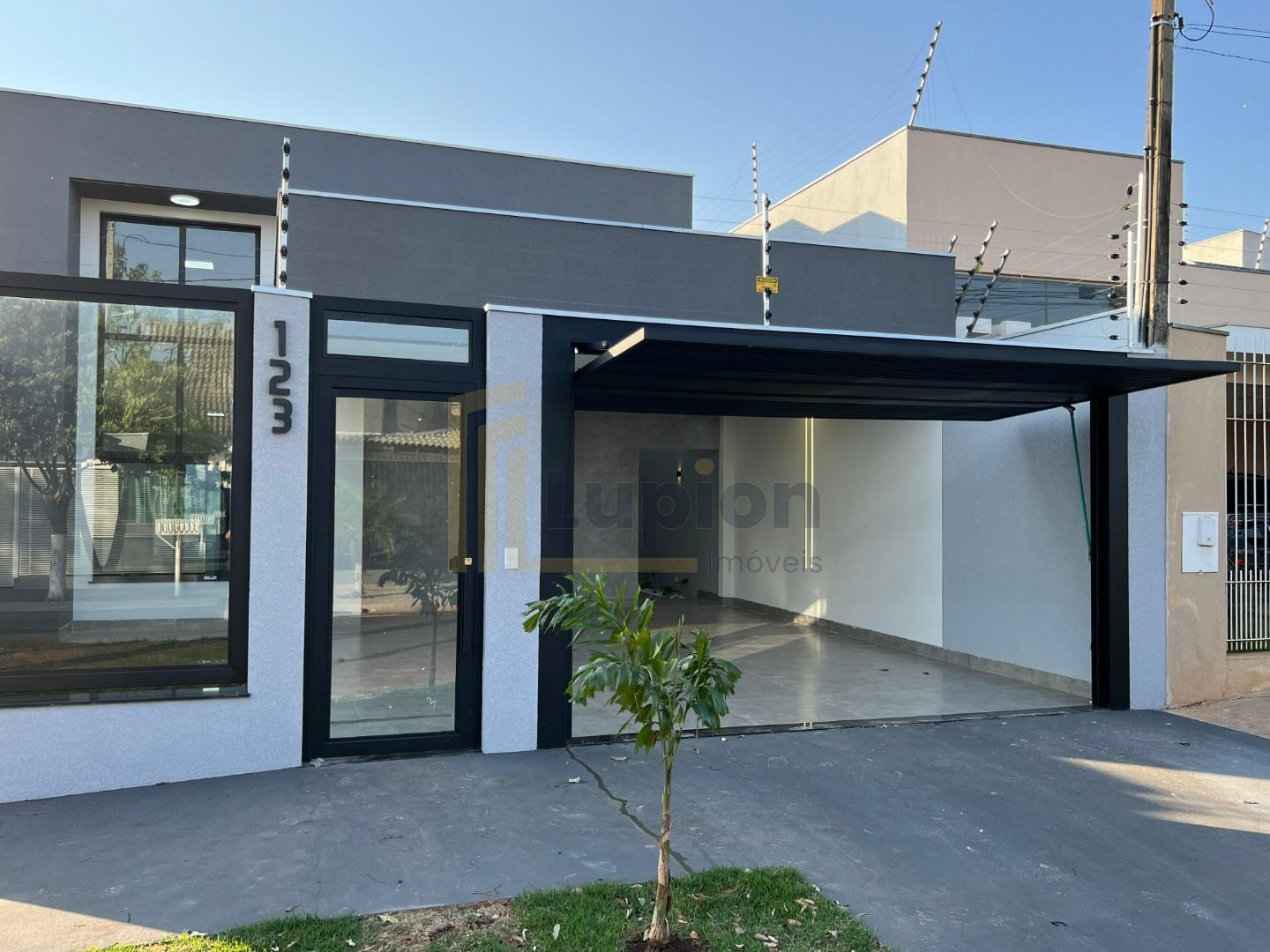 Casa de Alto Padrão no Jardim Oriental em Maringá  3 Dormitóri...