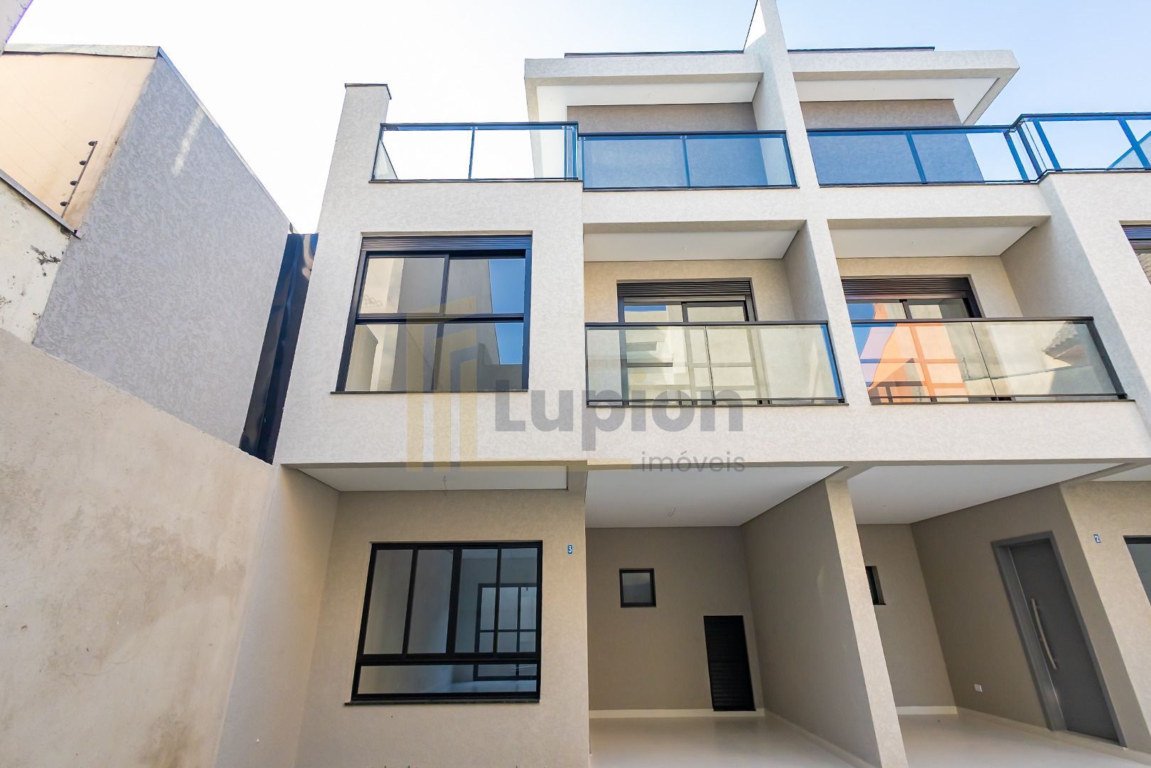 3 Unidades Residenciais Modernas com Terraço e Garagem em Loca...