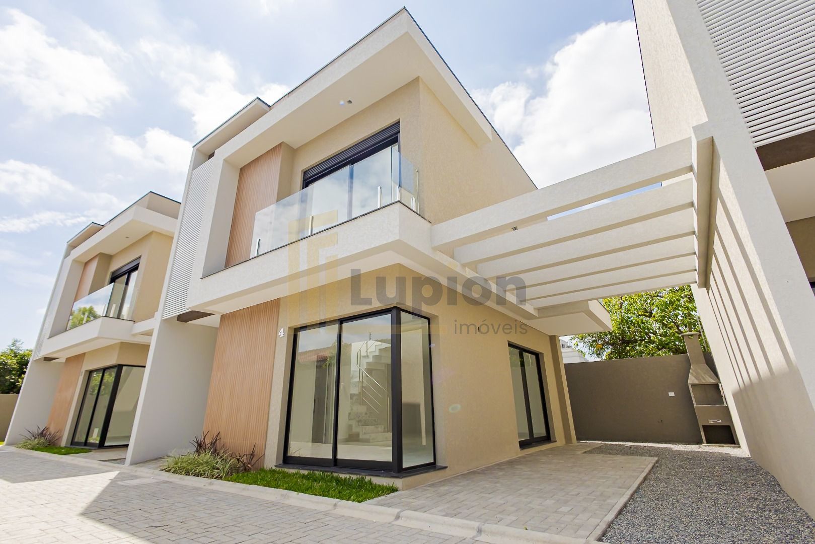 Sobrado Duplex com Suíte, Churrasqueira e Localização Privileg...