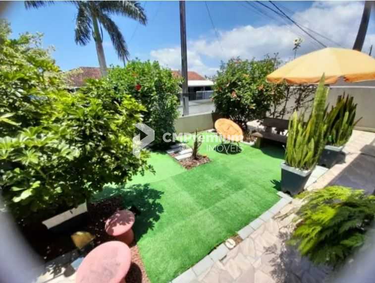 Casa à Venda a 500m do Mar com 2 Quartos, Churrasqueira e Garagem