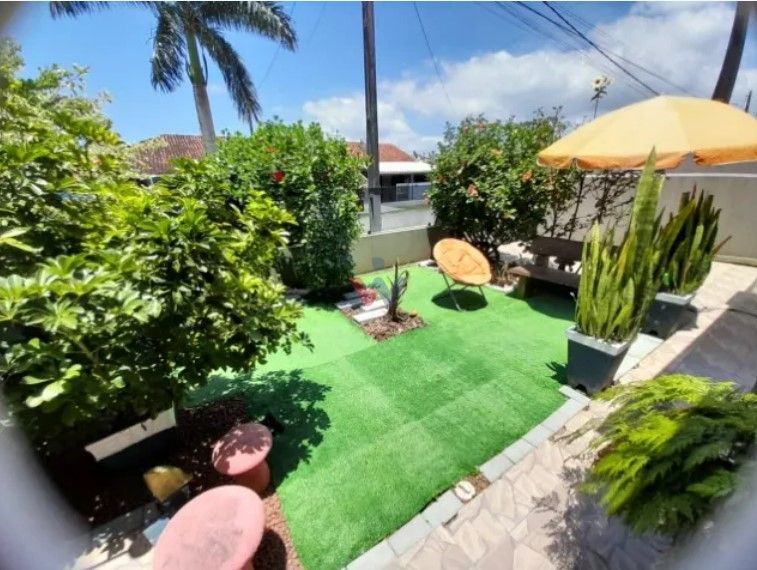 Casa à Venda a 500m do Mar com 2 Quartos, Churrasqueira e Garagem