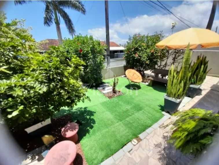 Casa à Venda a 500m do Mar com 2 Quartos, Churrasqueira e Garagem