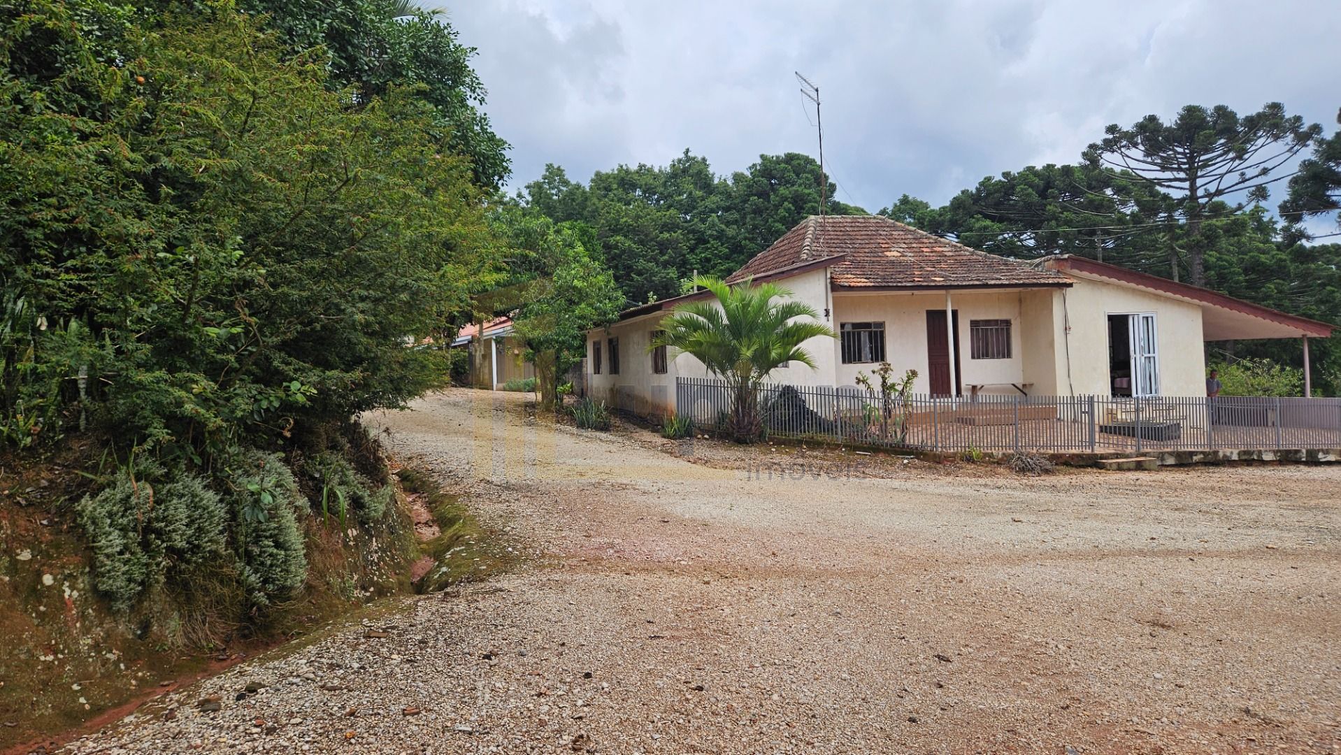 Sitio com 10 alqueires, 254.100m , tanques de peixe, rios,  Ar...