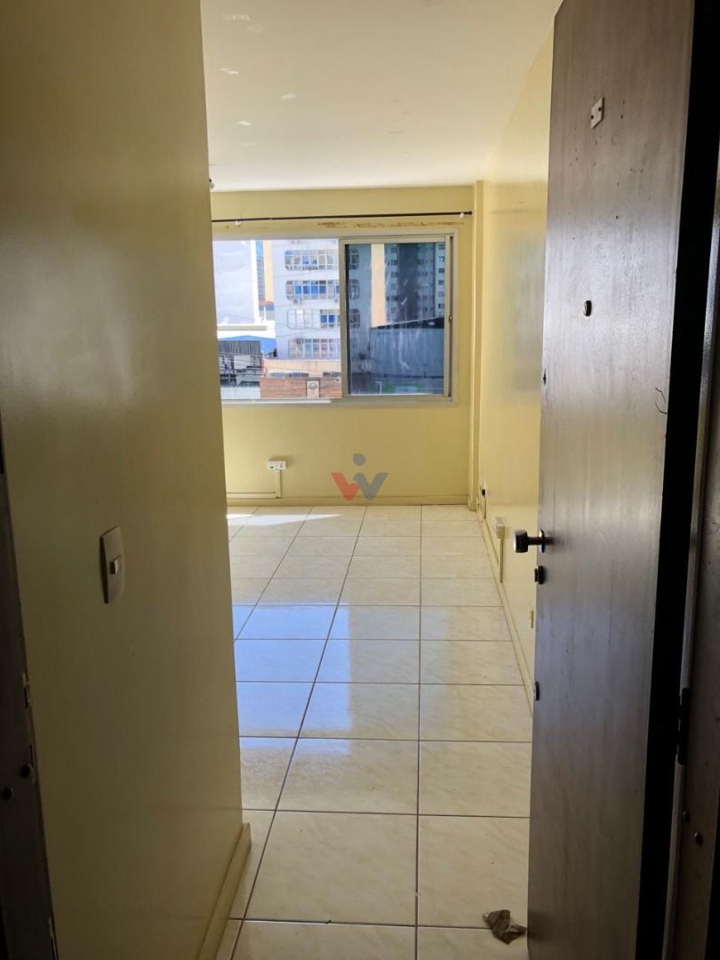 Sala Comercial Arejada e Pronta para Uso no Centro de Curitiba