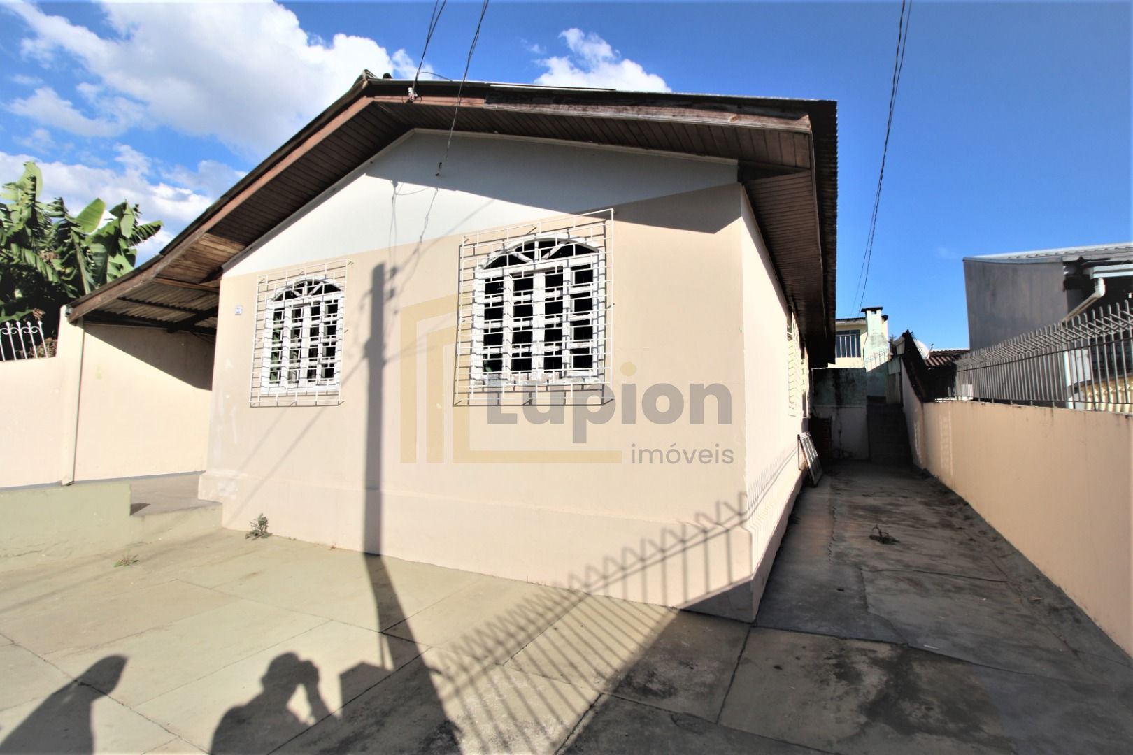 Terreno com 2 Casas à Venda em Colombo, Espaço, Conforto e Óti...