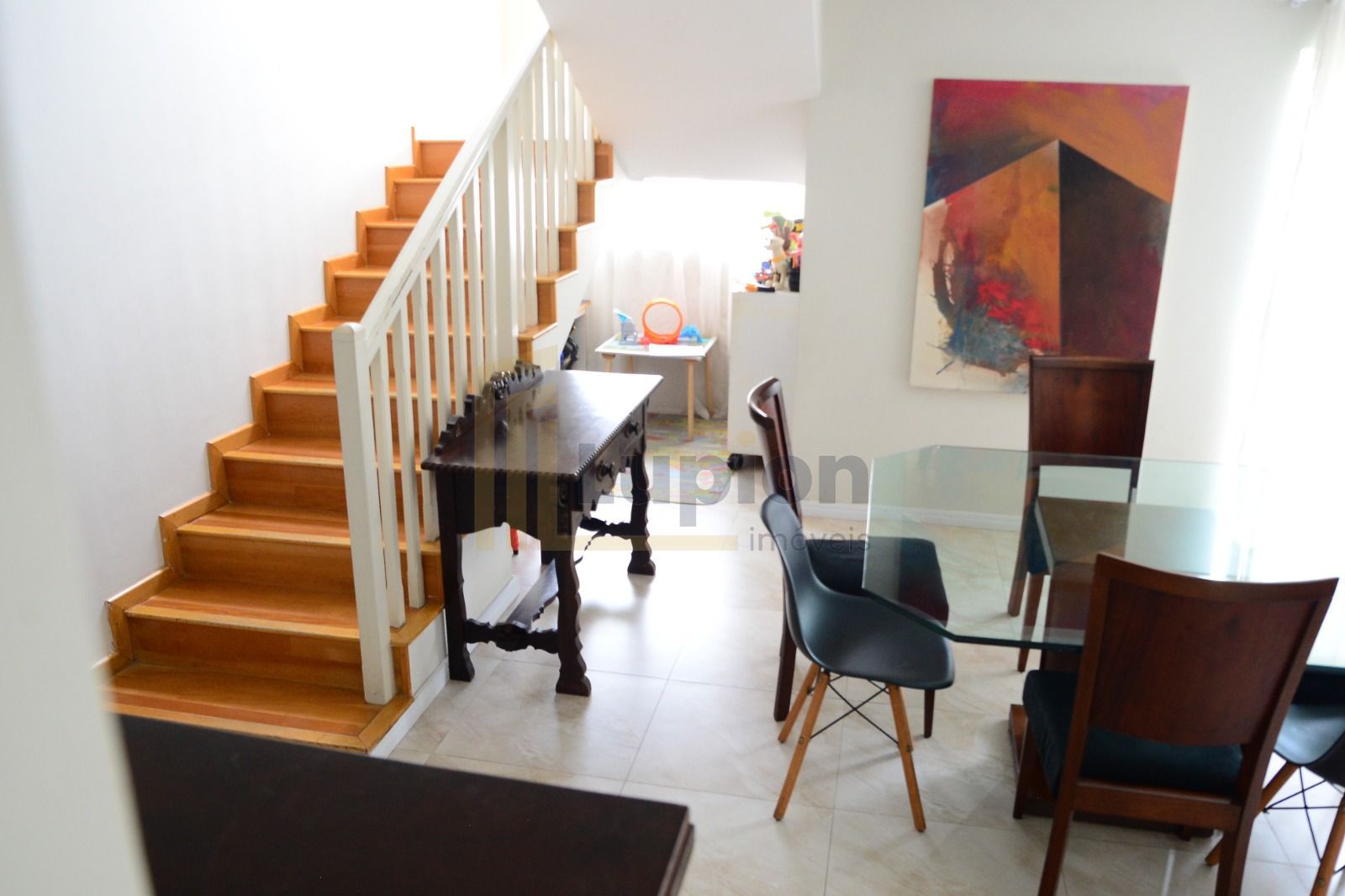 Casa ampla e elegante com suíte, lareira e espaço gourmet no P...