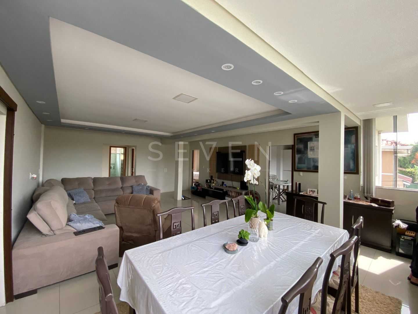 Casa ampla com terreno de 580m  em bairro privilegiado, Aceita...