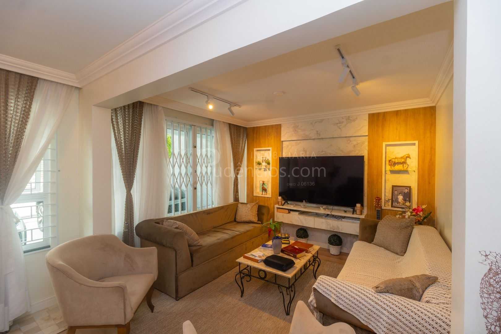 Lindo Sobrado Triplex no Bairro Seminário  3 Quartos, 2 Suítes...