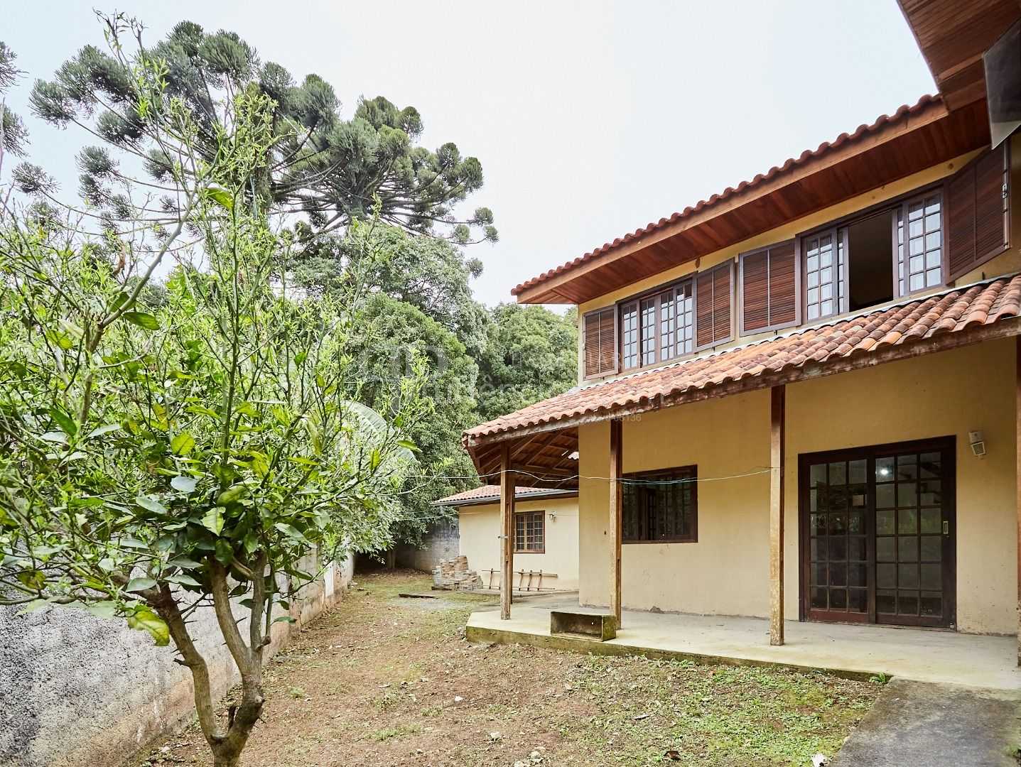 Casa ampla com suíte, edícula e varanda à venda na região do A...