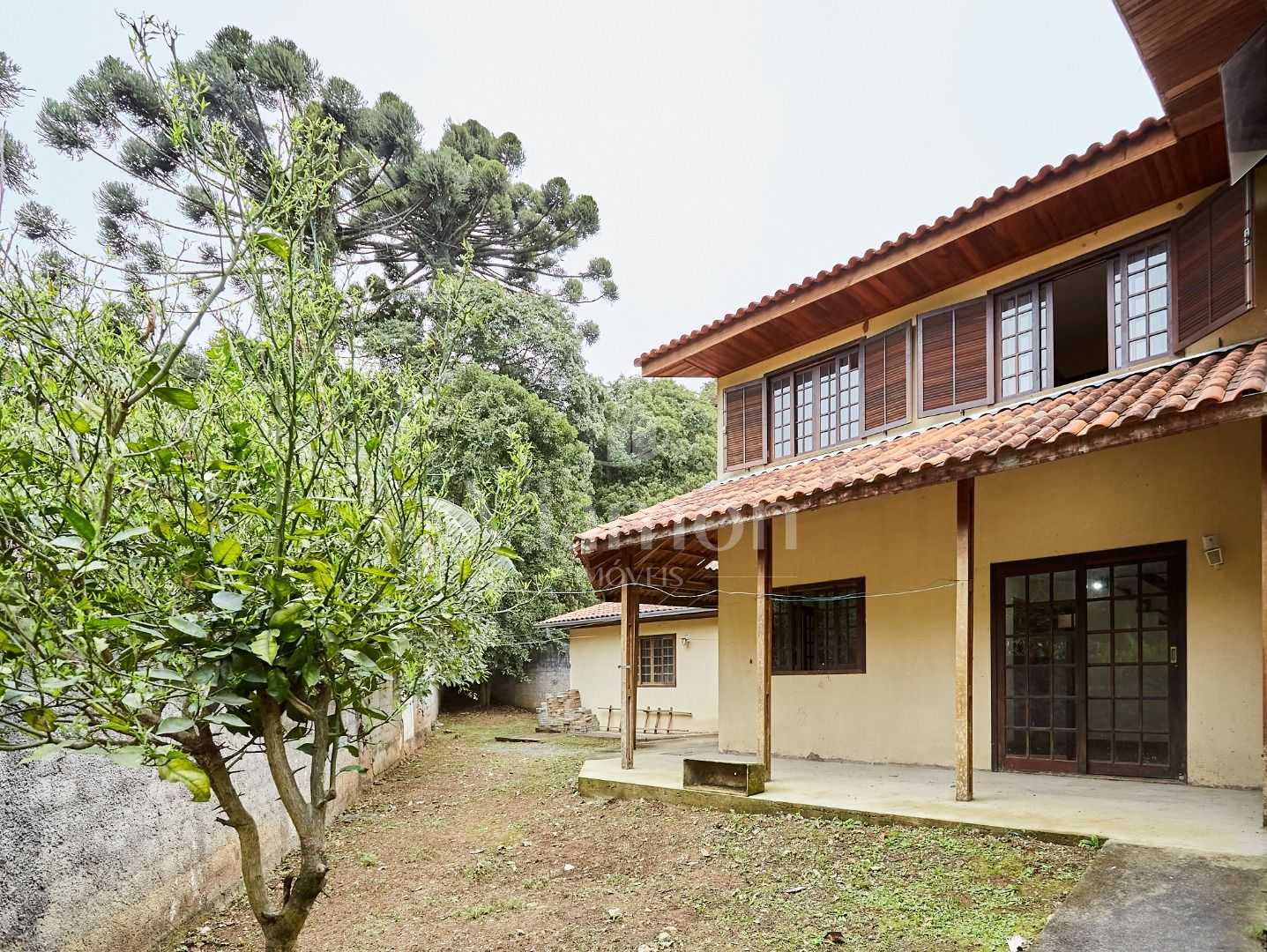 Casa ampla com suíte, edícula e varanda à venda na região do A...