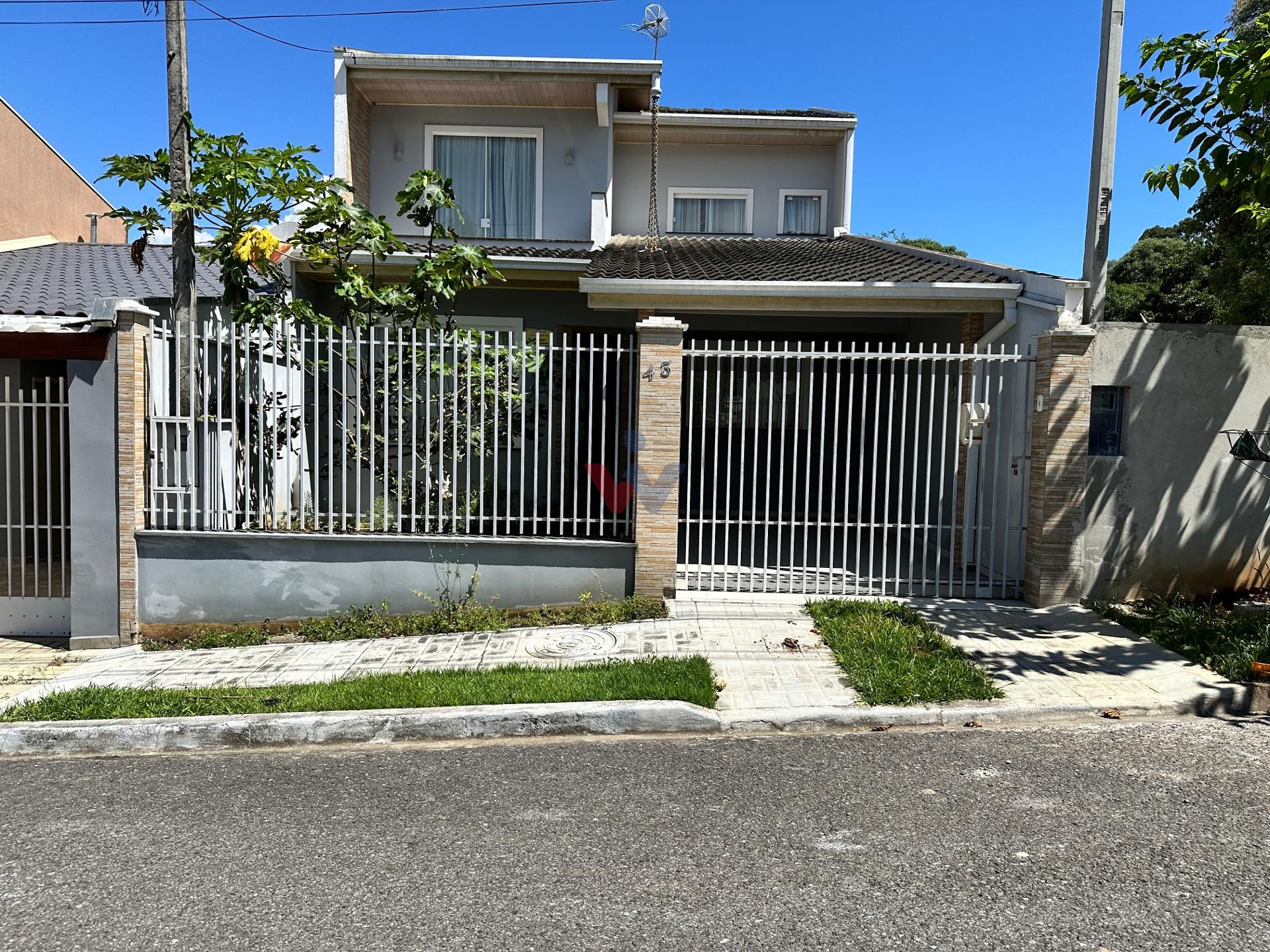 Sobrado à venda no Jardim Marinoni em Curitiba, 4 quartos, com...