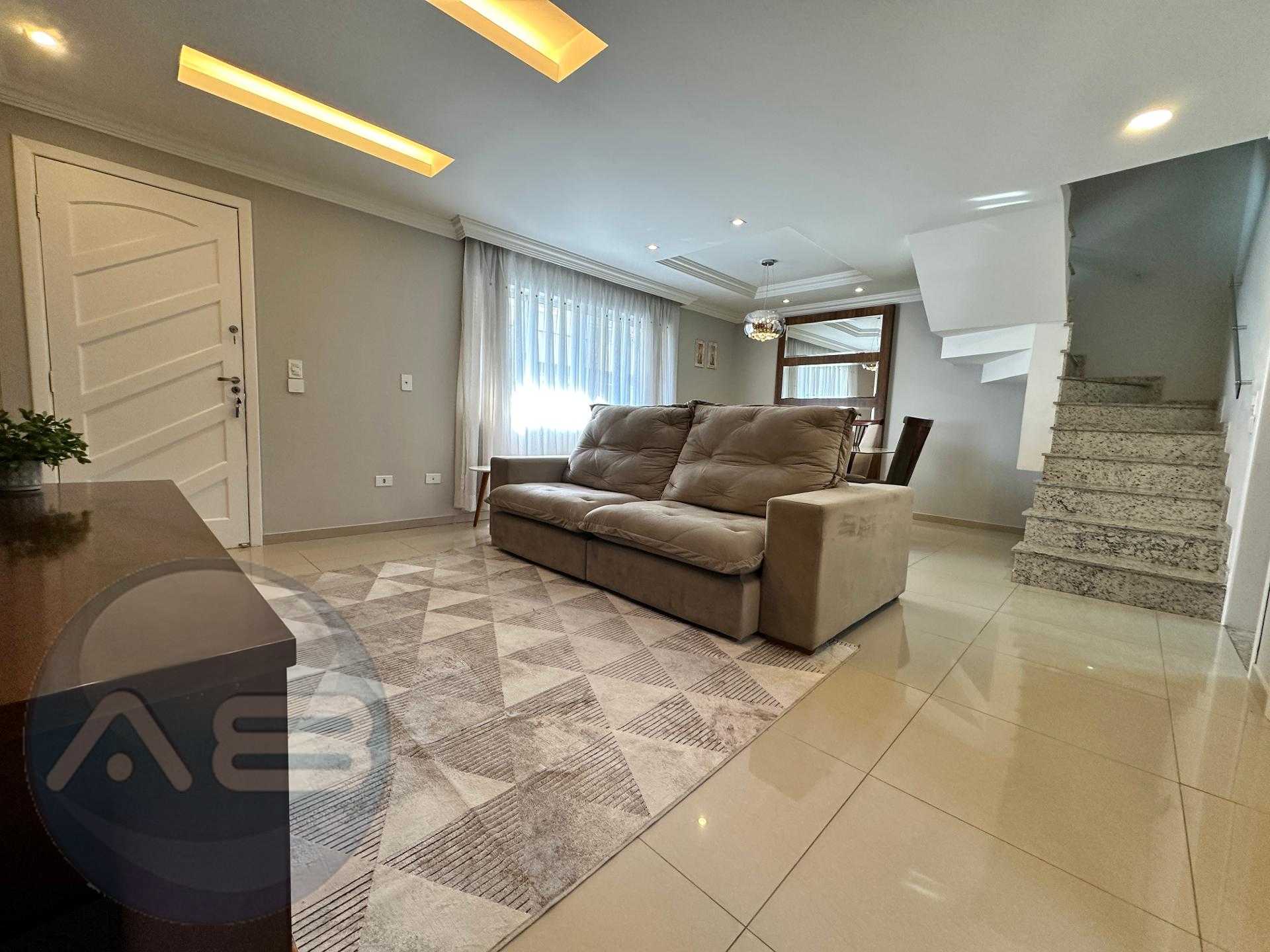 Sobrado à venda no bairro Orleans em Curitiba