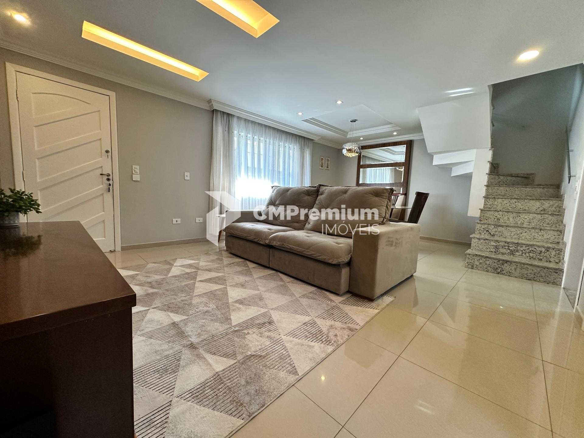 Sobrado à venda no bairro Orleans em Curitiba, 3 quartos, próx...