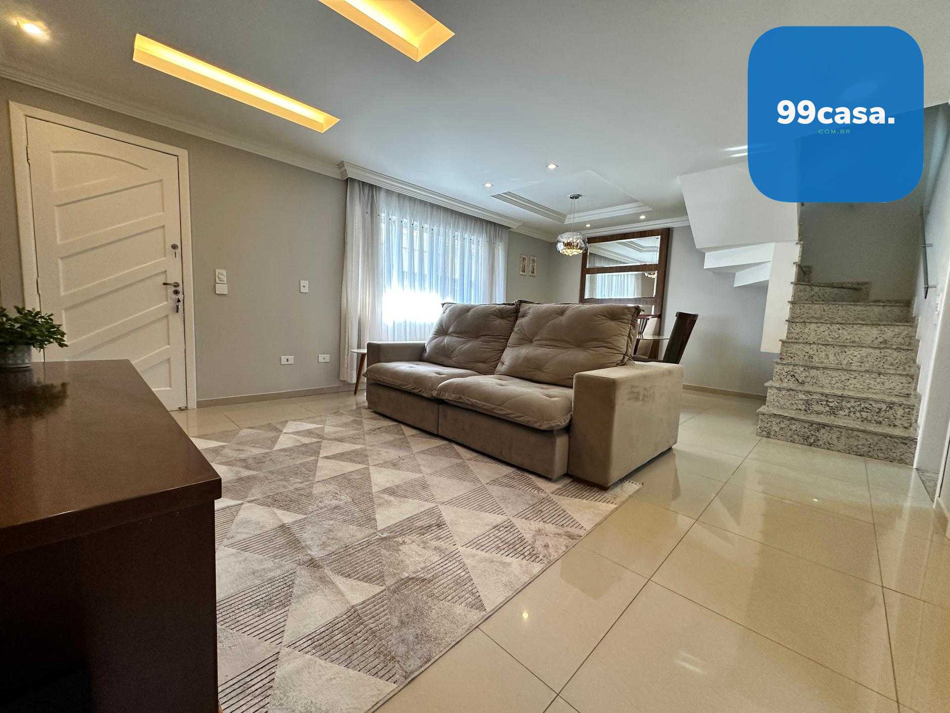 Sobrado à venda no bairro Orleans em Curitiba, 3 quartos, próx...