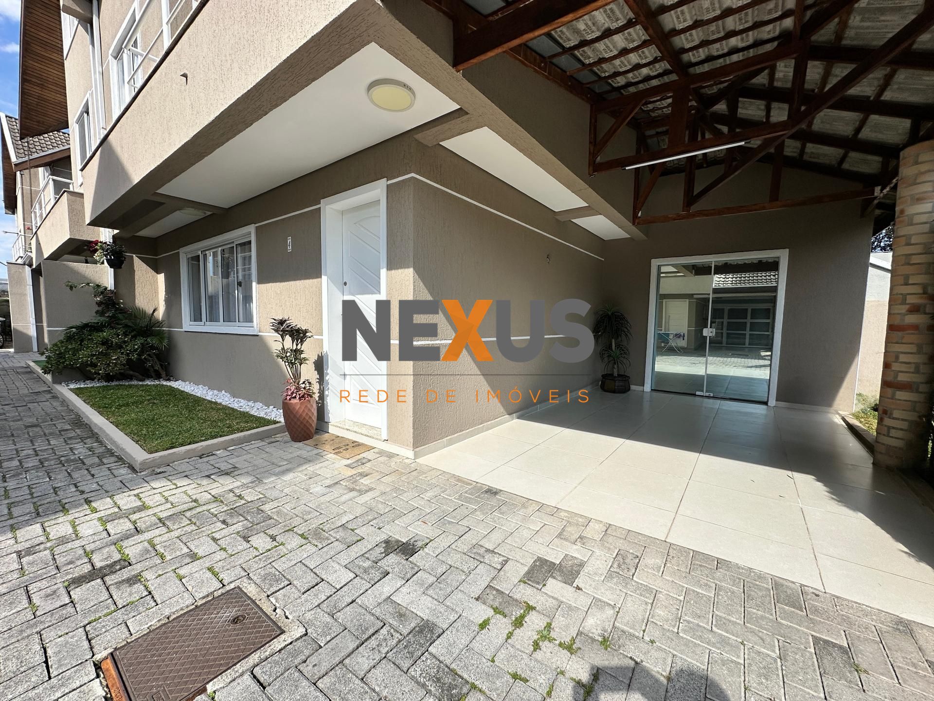 Sobrado à venda no bairro Orleans em Curitiba, 3 quartos, próx...