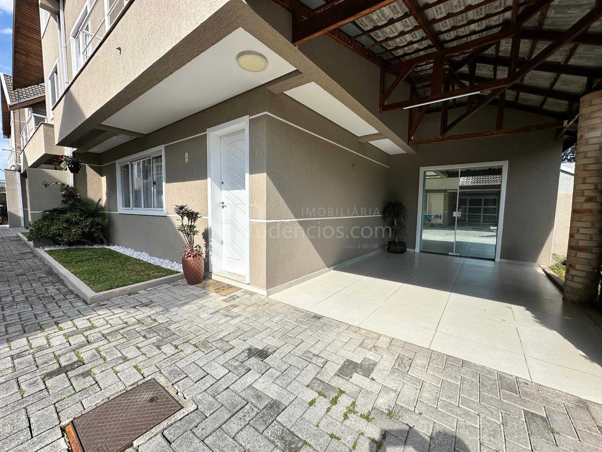 Sobrado à venda no bairro Orleans em Curitiba, 3 quartos, próx...