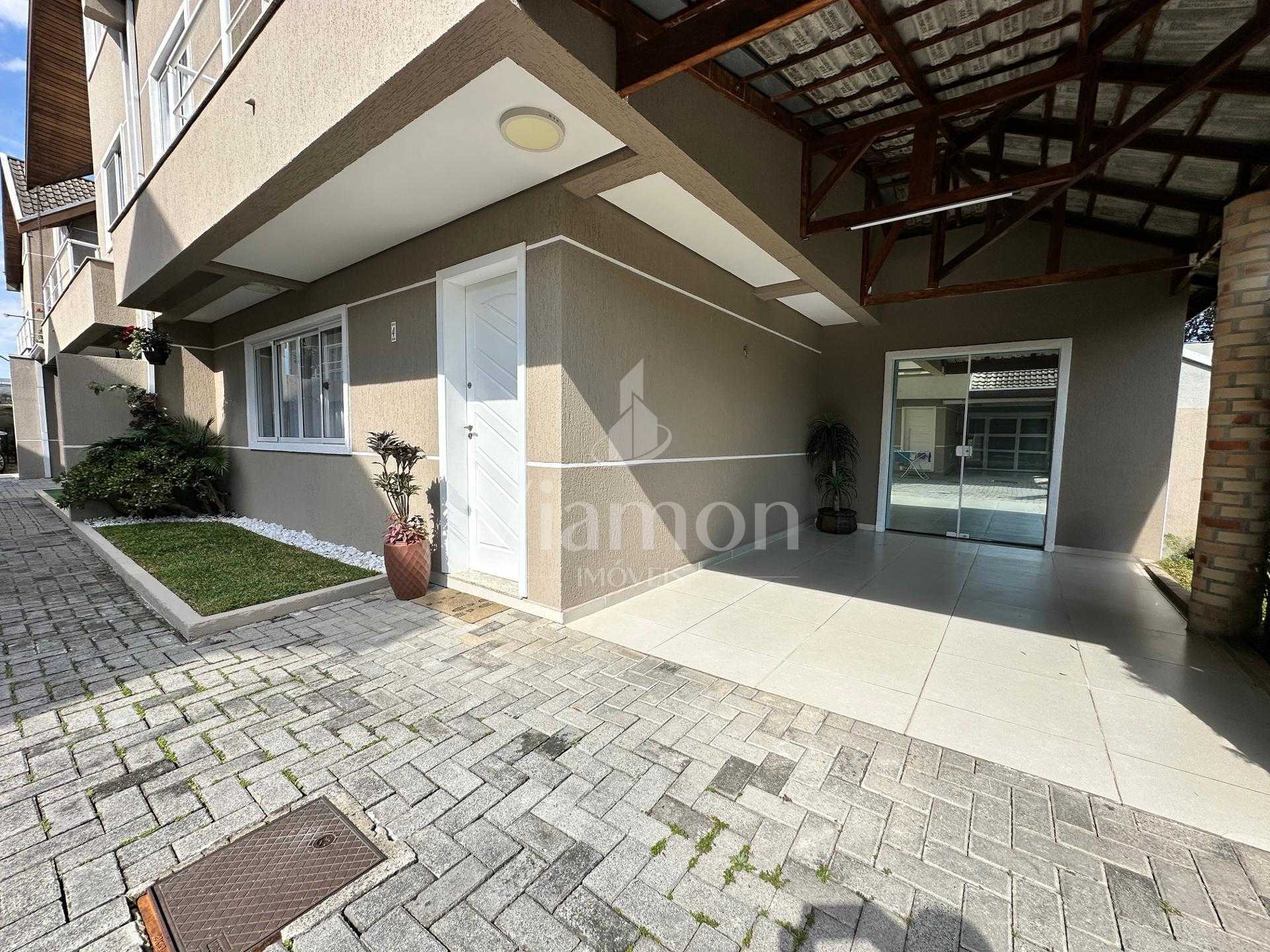 Sobrado à venda no bairro Orleans em Curitiba, 3 quartos, próx...