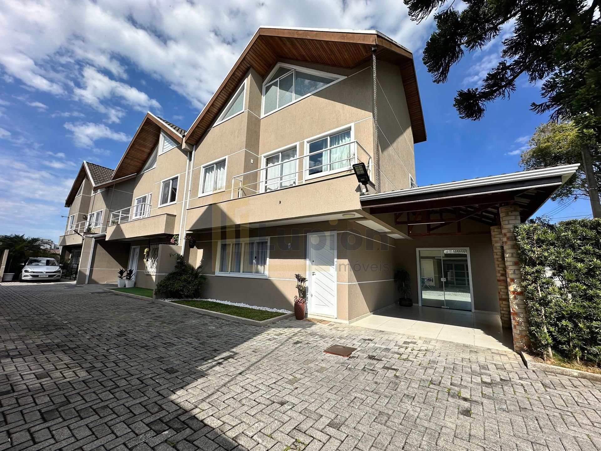 Sobrado à venda no bairro Orleans em Curitiba