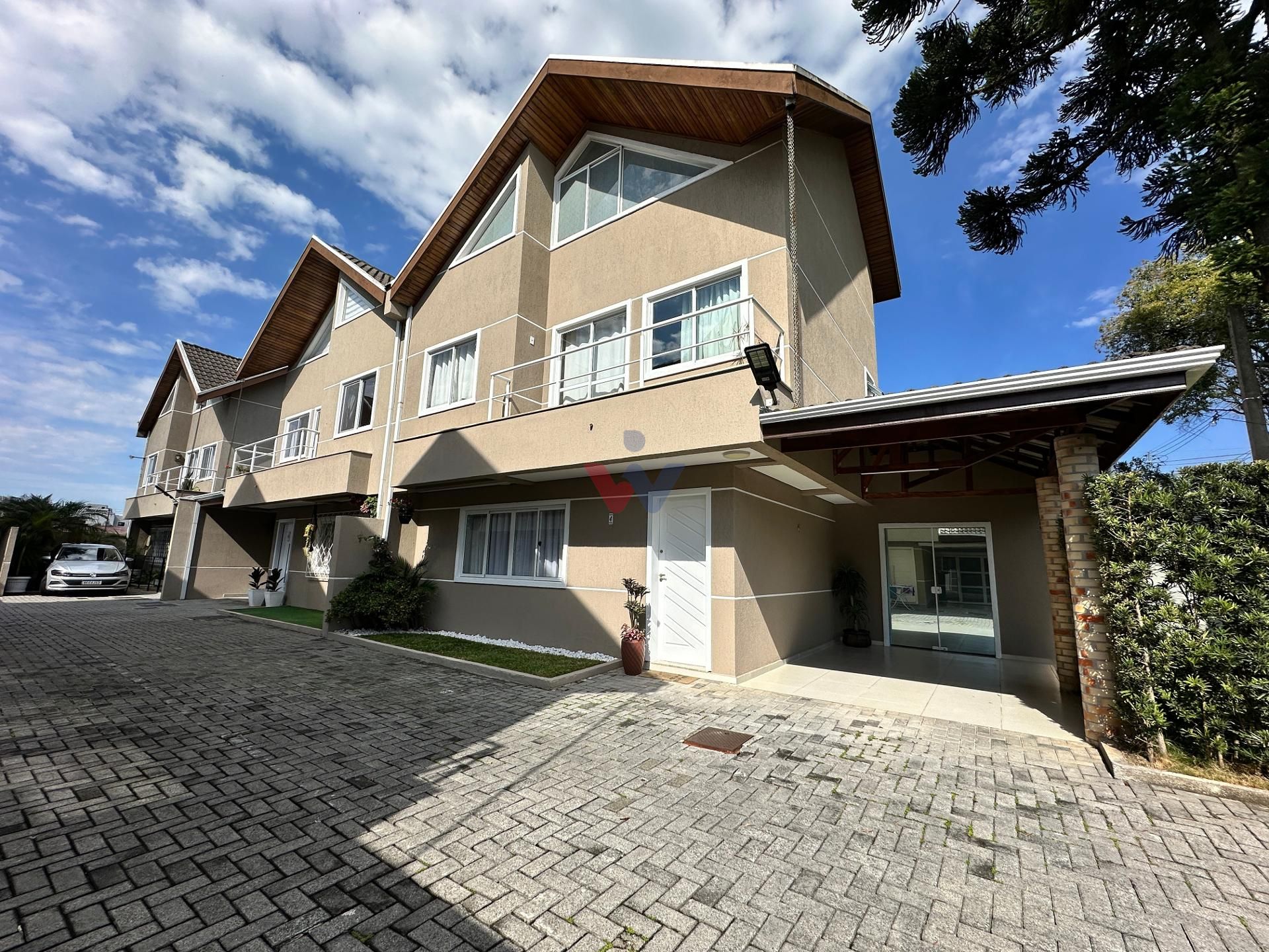 Sobrado à venda no bairro Orleans em Curitiba