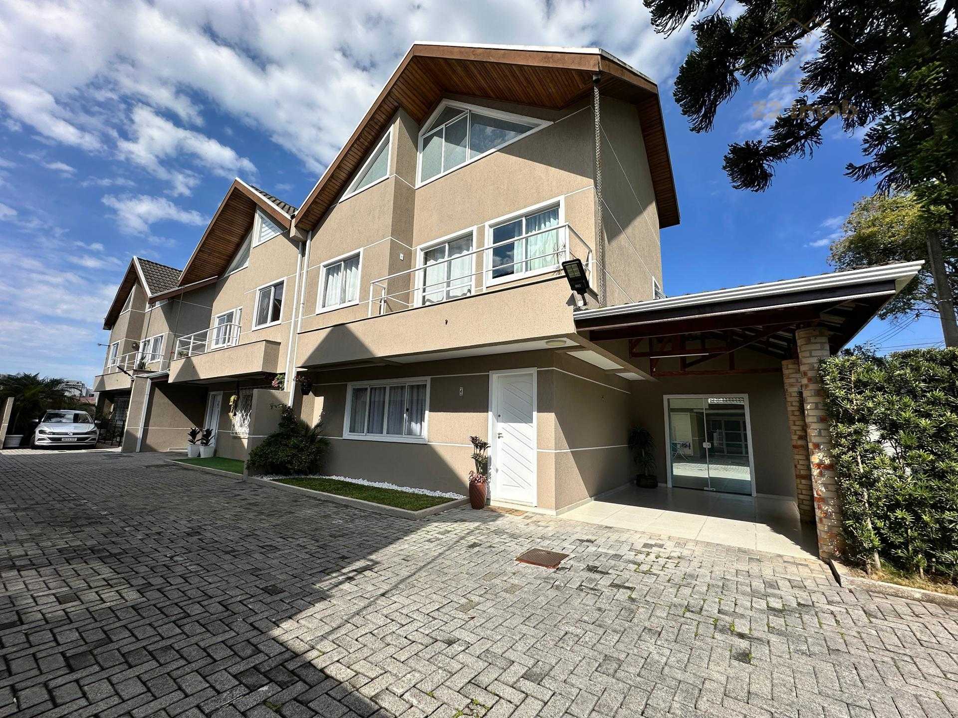 Sobrado à venda no bairro Orleans em Curitiba, 3 quartos, próx...