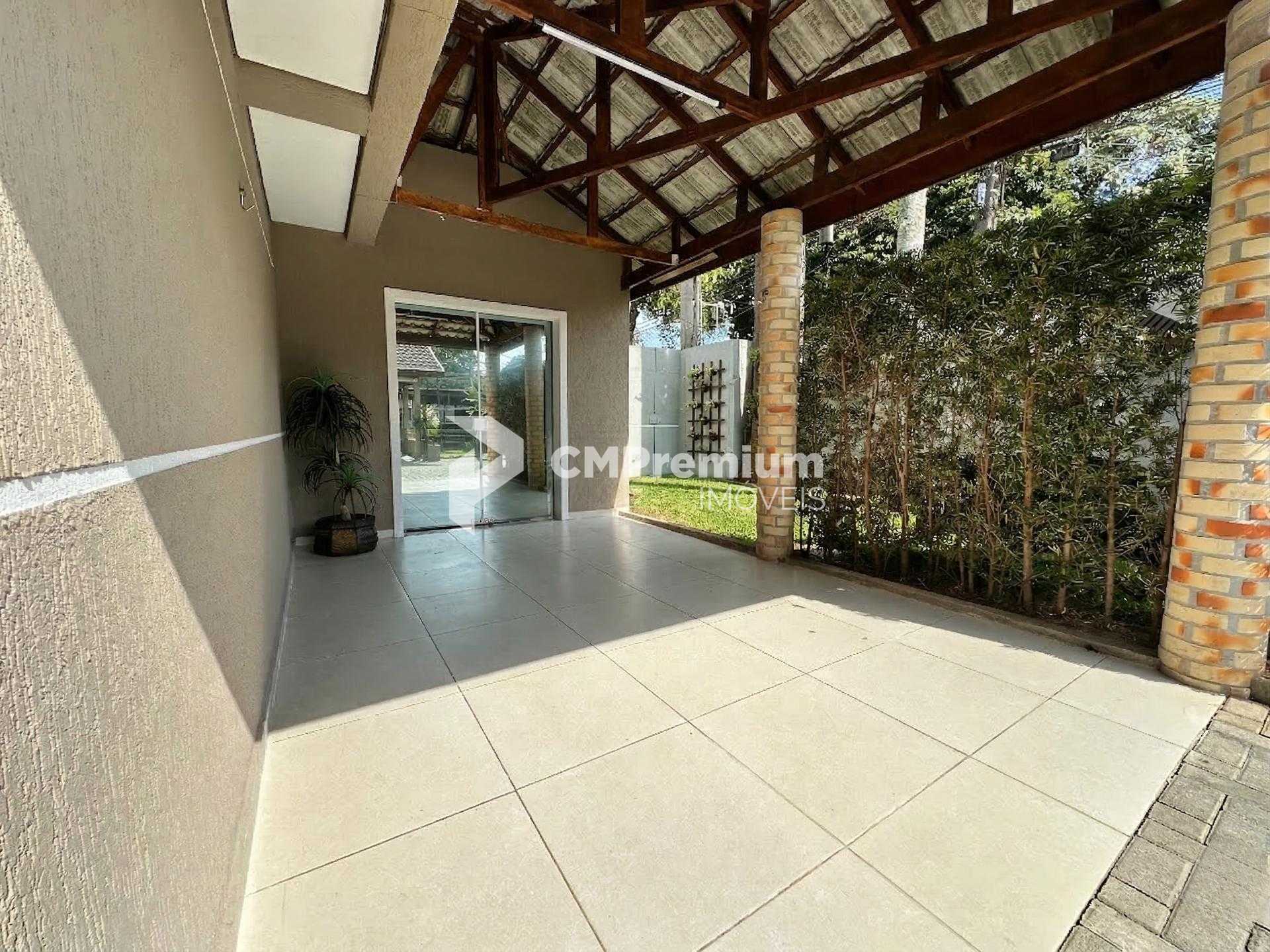 Sobrado à venda no bairro Orleans em Curitiba, 3 quartos, próx...