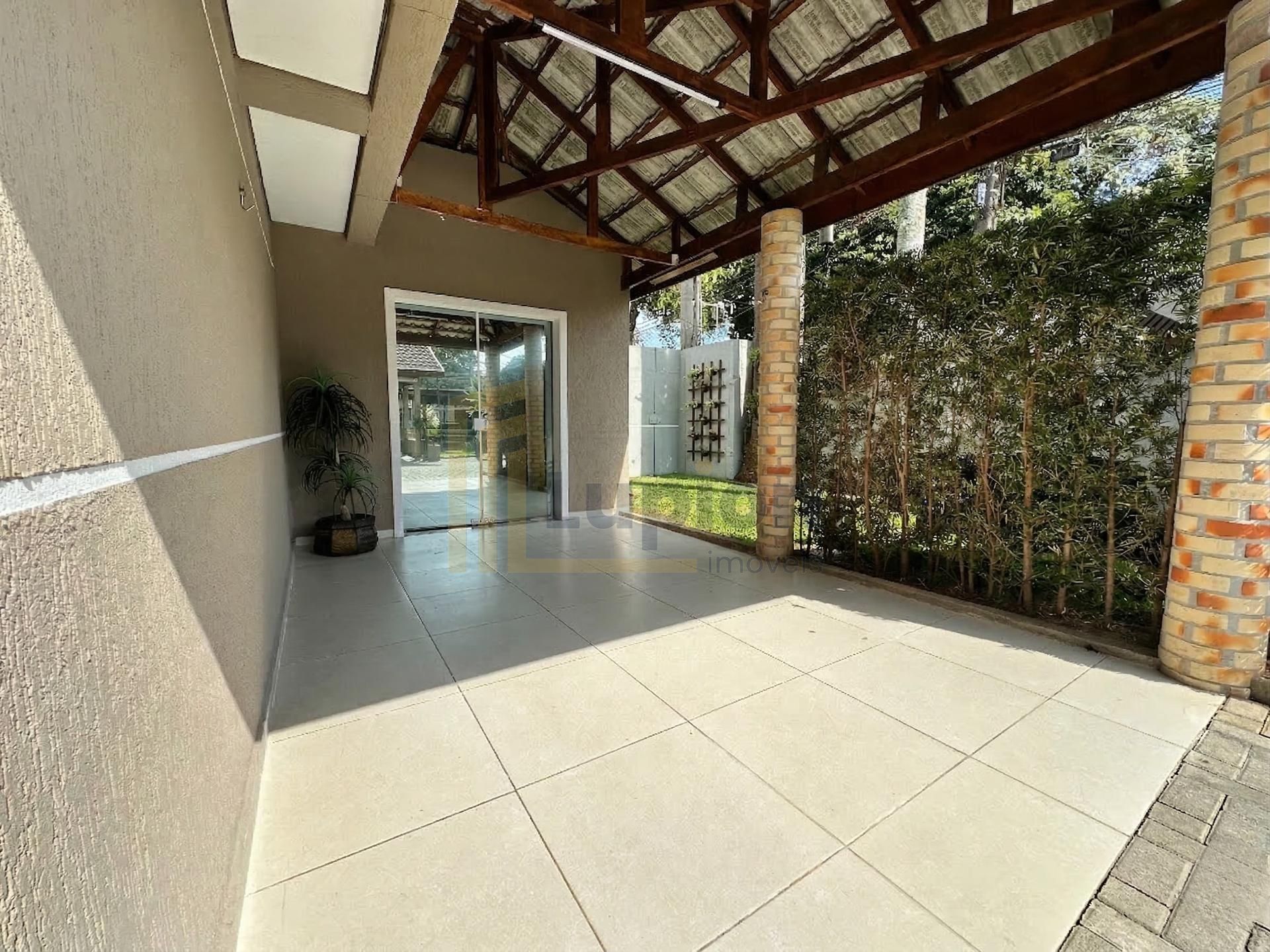 Sobrado à venda no bairro Orleans em Curitiba