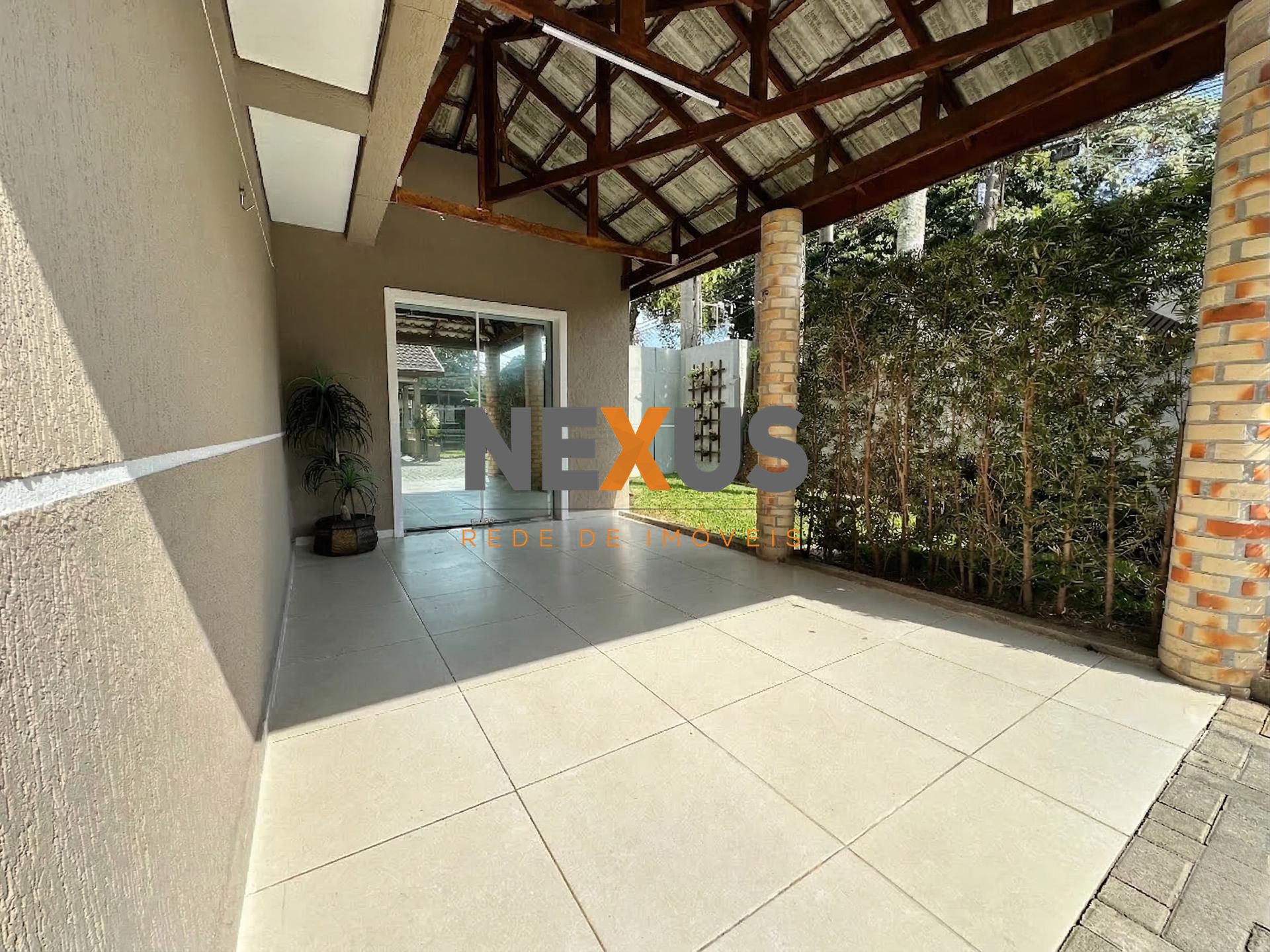 Sobrado à venda no bairro Orleans em Curitiba, 3 quartos, próx...