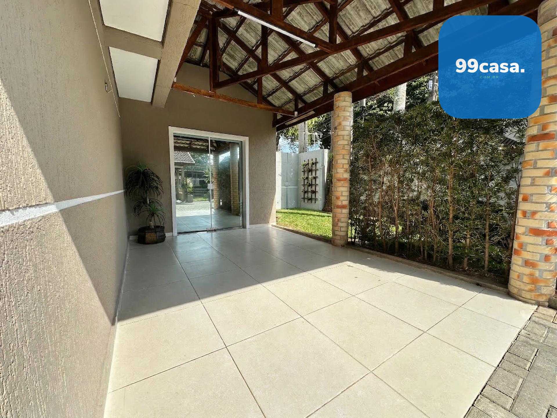 Sobrado à venda no bairro Orleans em Curitiba, 3 quartos, próx...