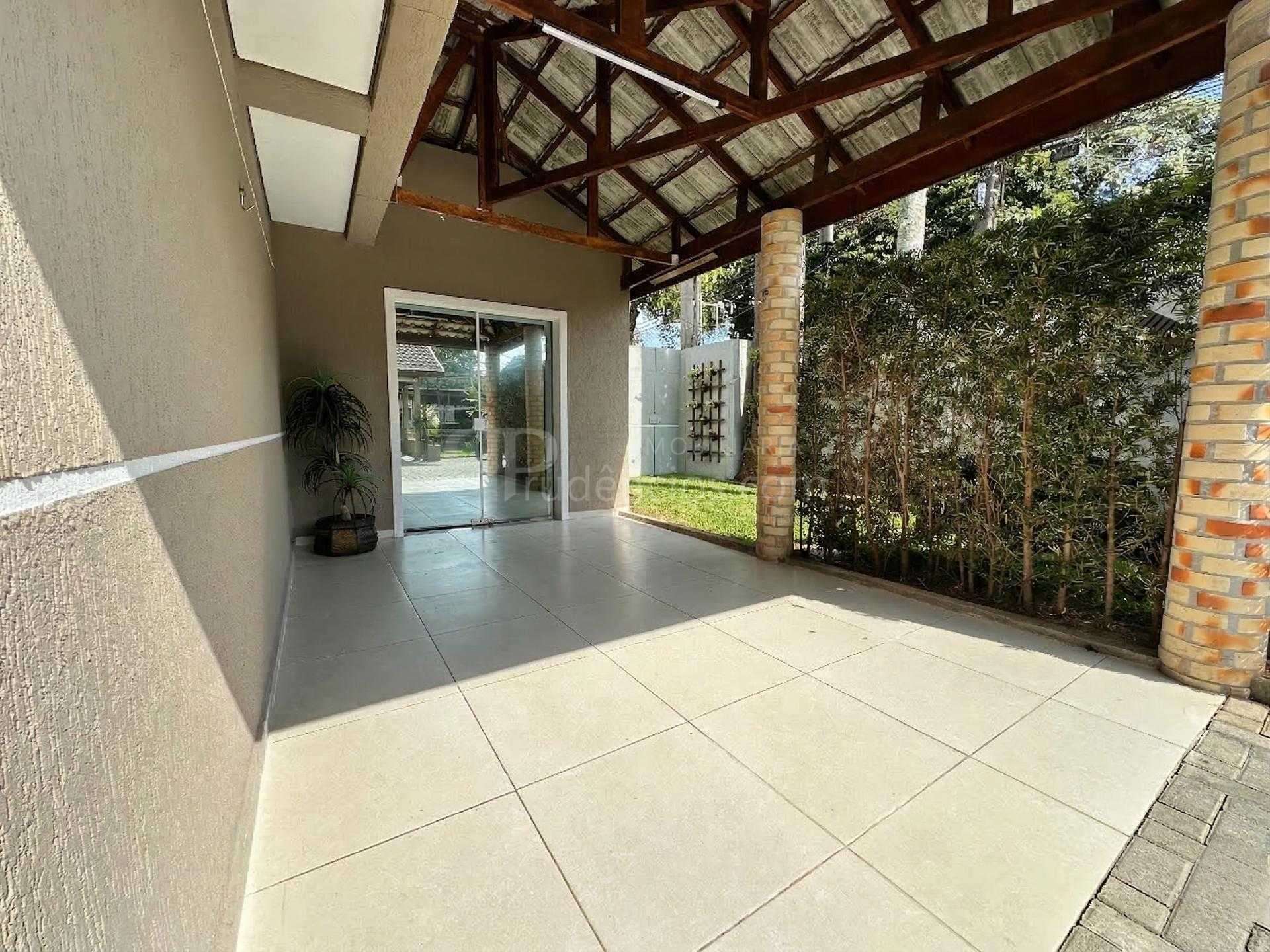 Sobrado à venda no bairro Orleans em Curitiba, 3 quartos, próx...