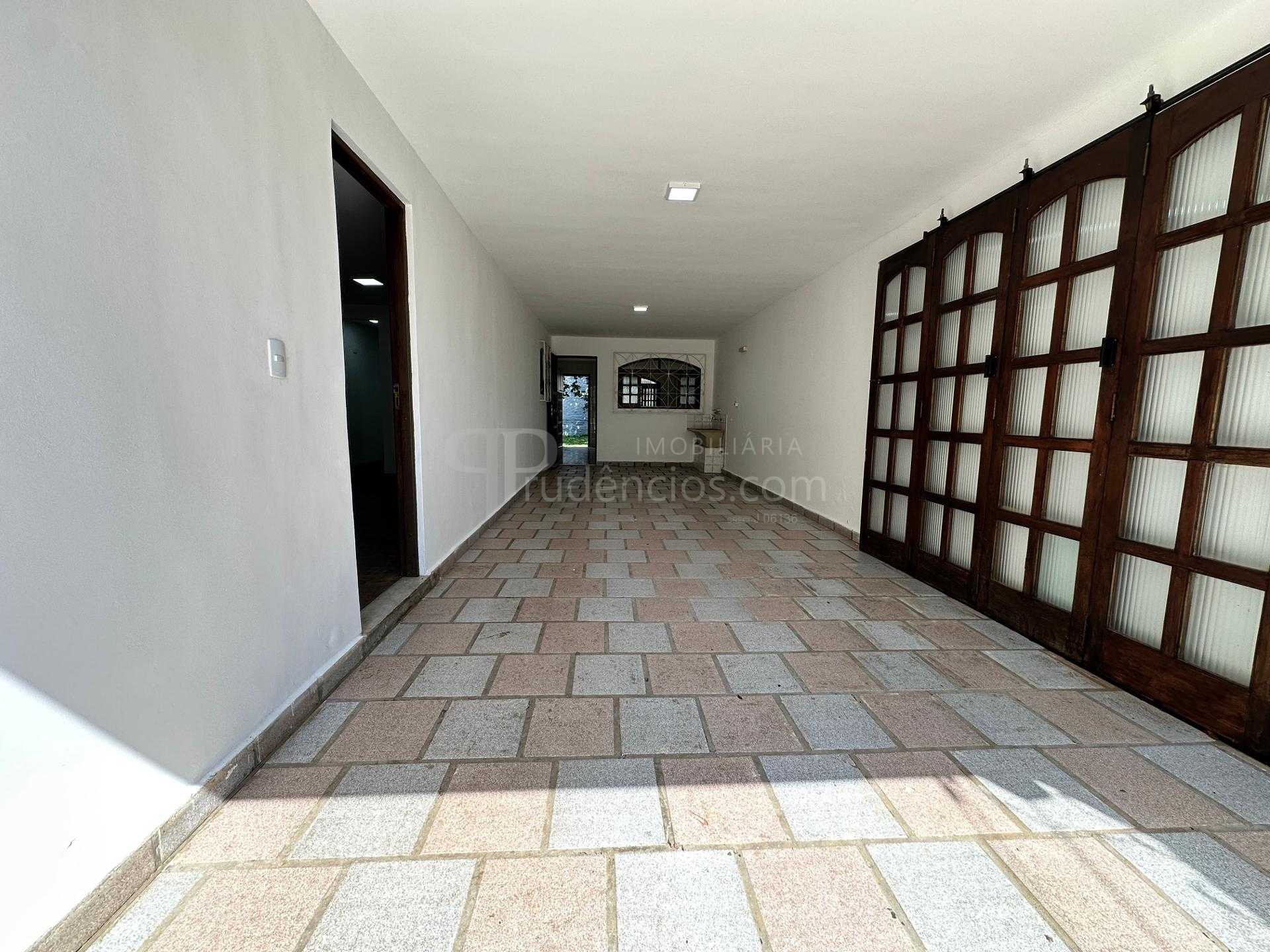 Casa térrea à venda no bairro São Braz em Curitiba, 4 quartos