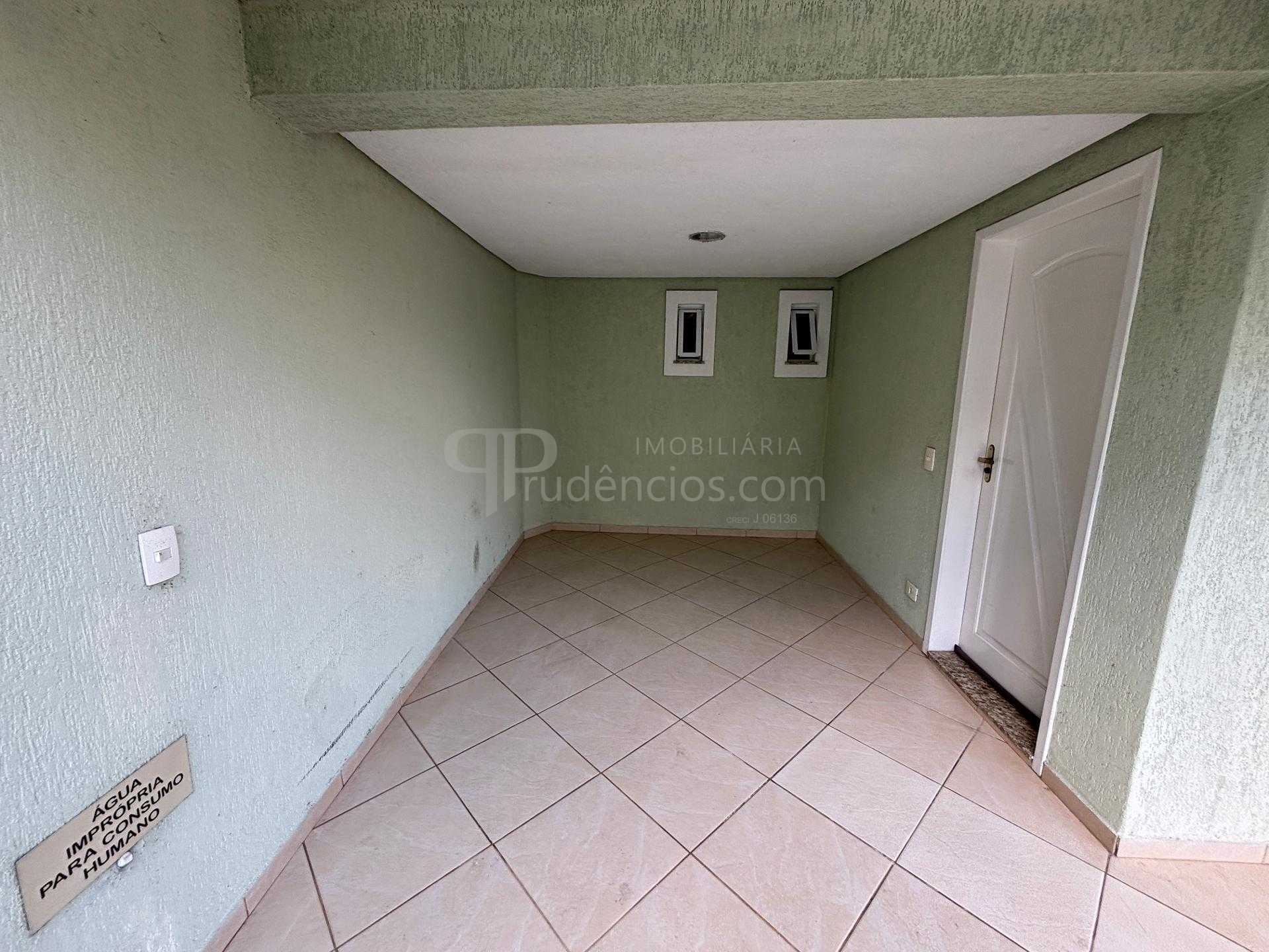 Sobrado com 3 quartos para locação, Santo Inácio, CURITIBA - PR