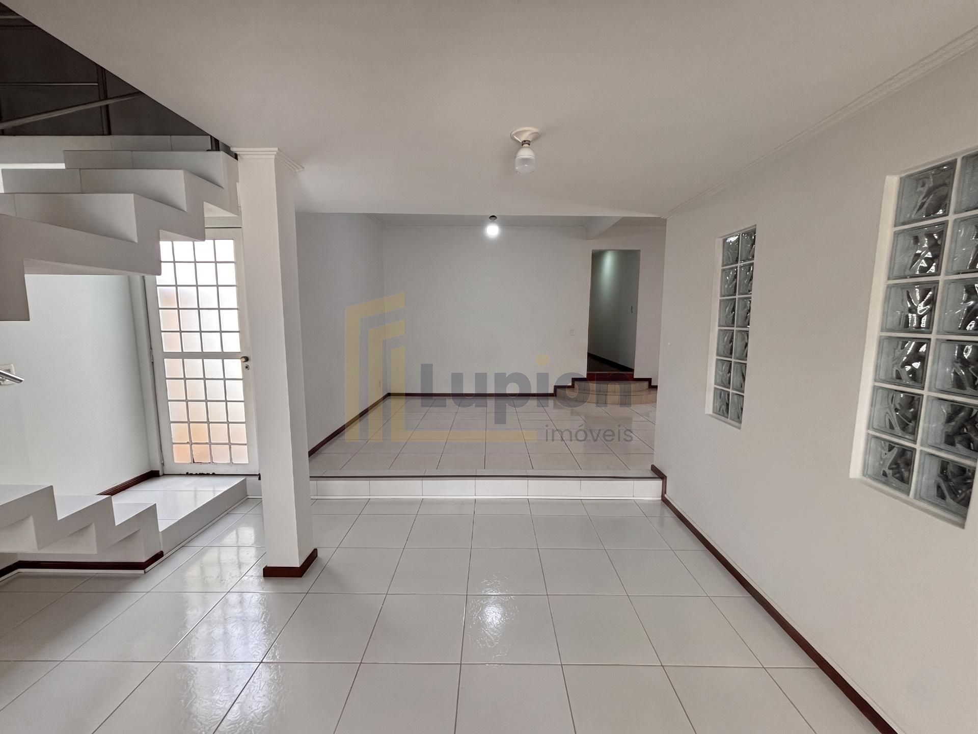 Casa à venda no bairro Portão, em Curitiba PR, com 3 quartos