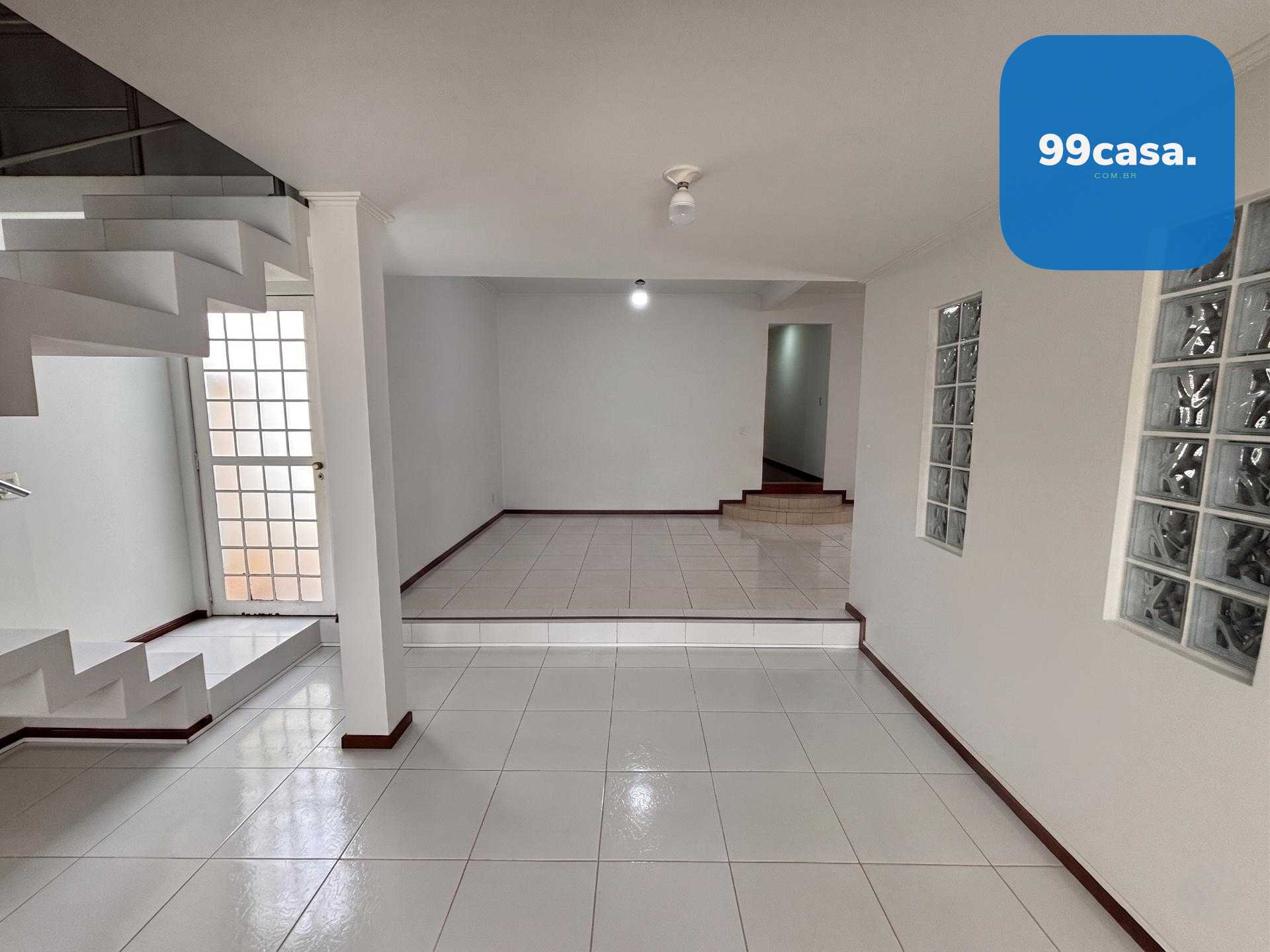 Casa à venda no bairro Portão, em Curitiba PR, com 3 quartos