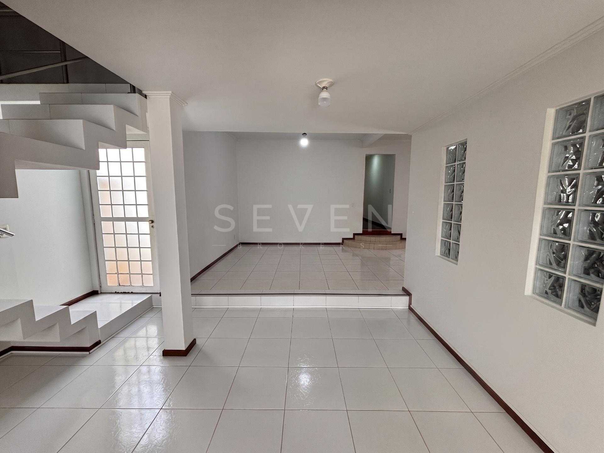 Casa à venda no bairro Portão, em Curitiba PR, com 3 quartos