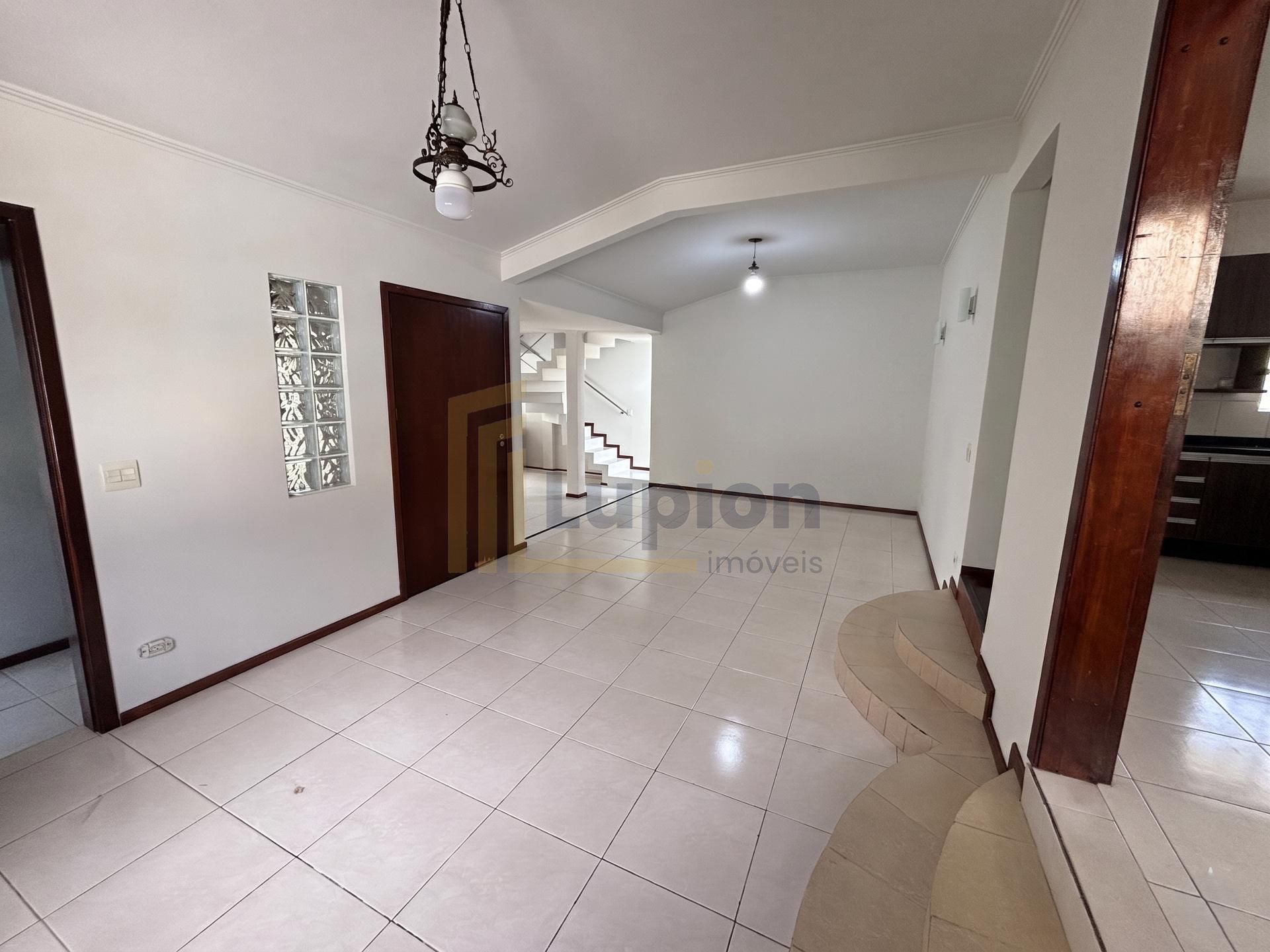 Casa à venda no bairro Portão, em Curitiba PR, com 3 quartos