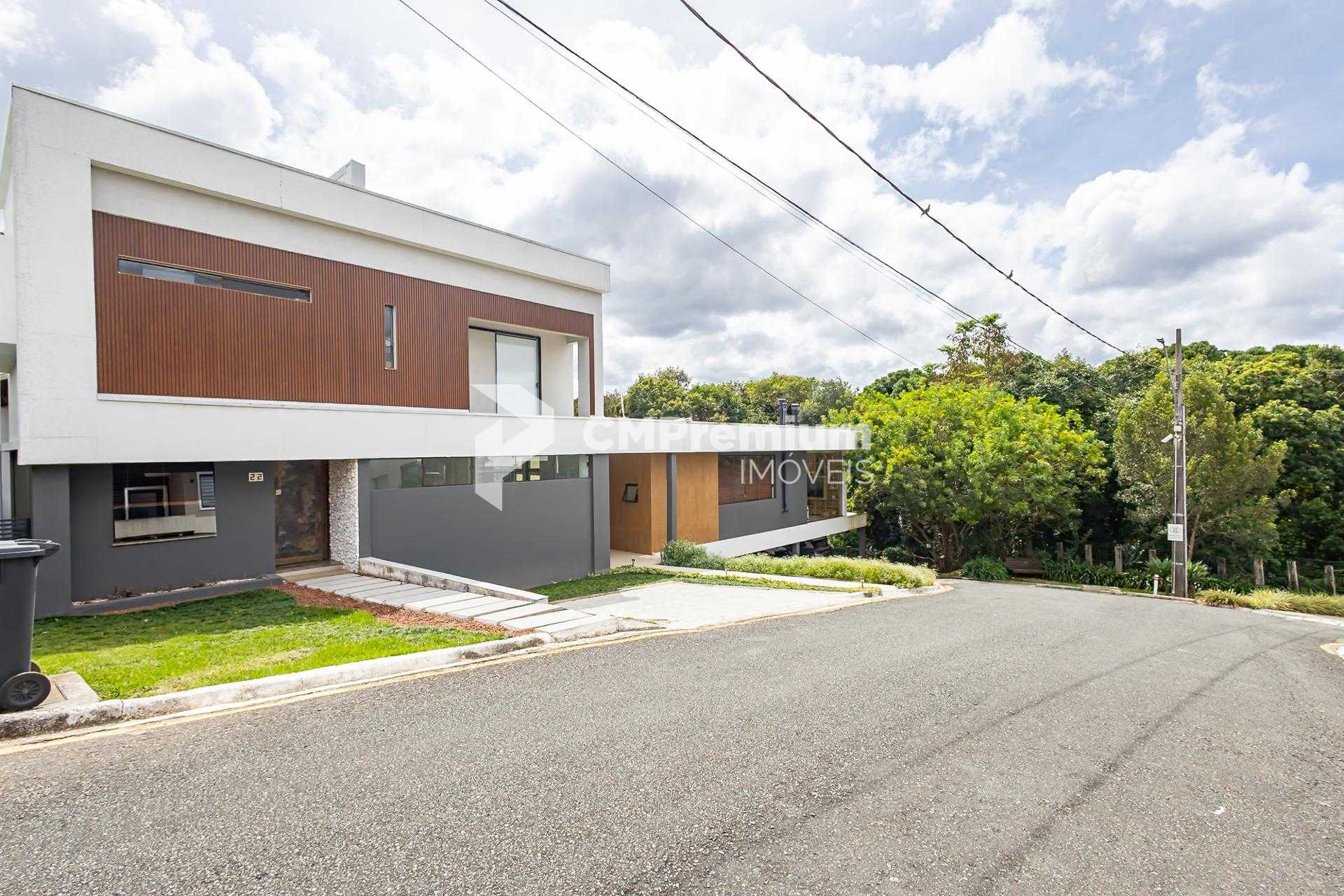 Casa Exclusiva em Condomínio, próximo ao Parque Tingui.