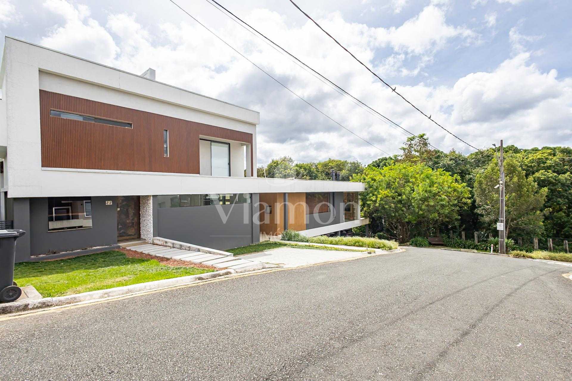 Casa Exclusiva em Condomínio, próximo ao Parque Tingui.