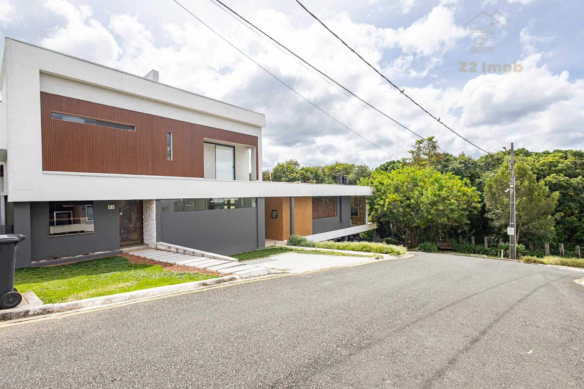 Casa Exclusiva em Condomínio, próximo ao Parque Tingui.