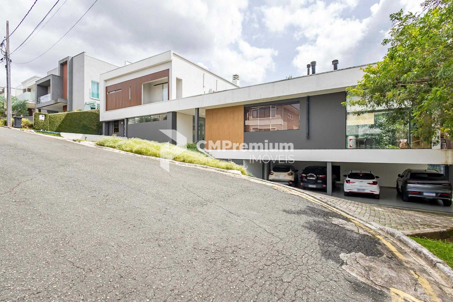 Casa Exclusiva em Condomínio, próximo ao Parque Tingui.