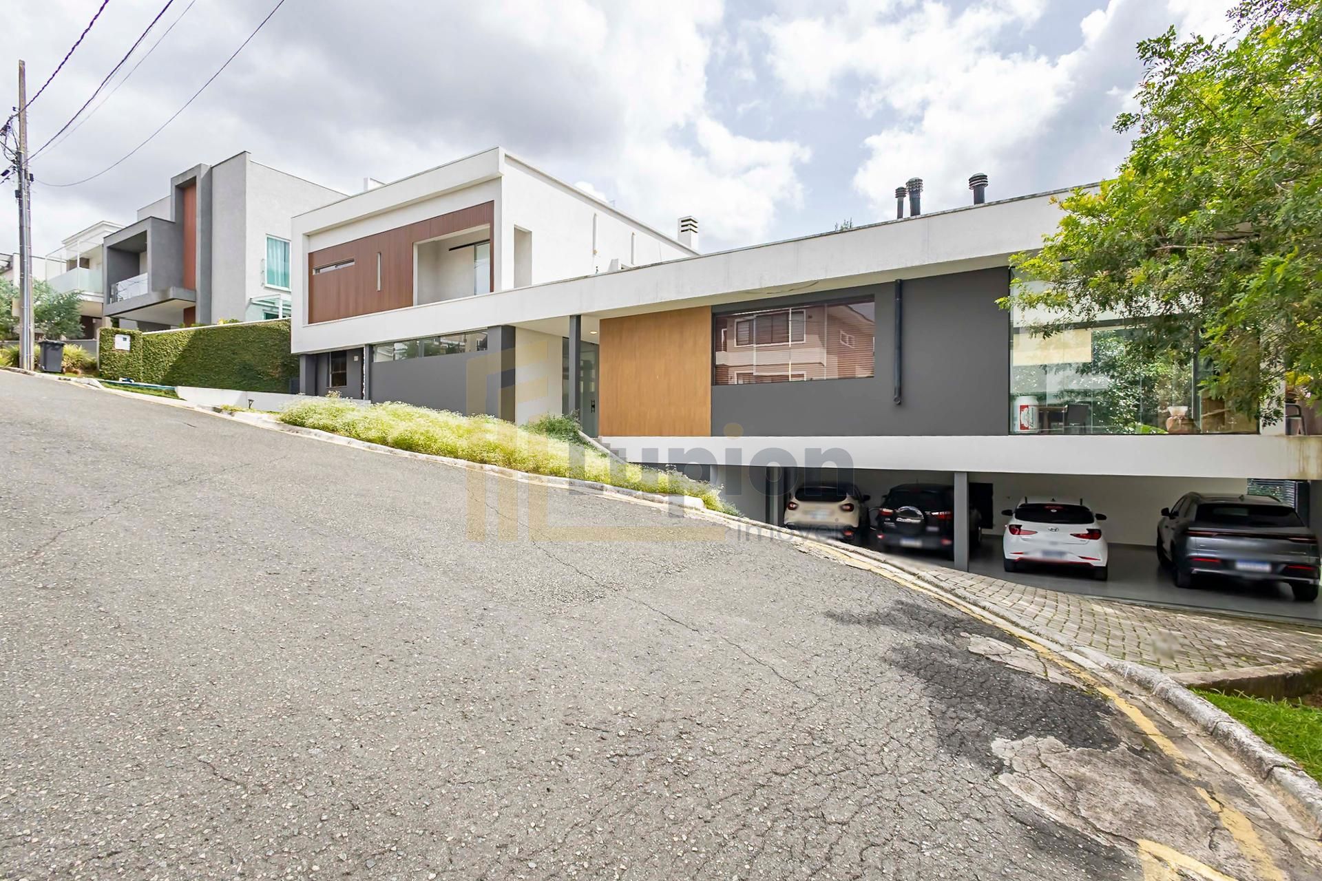 Casa Exclusiva em Condomínio, próximo ao Parque Tingui.