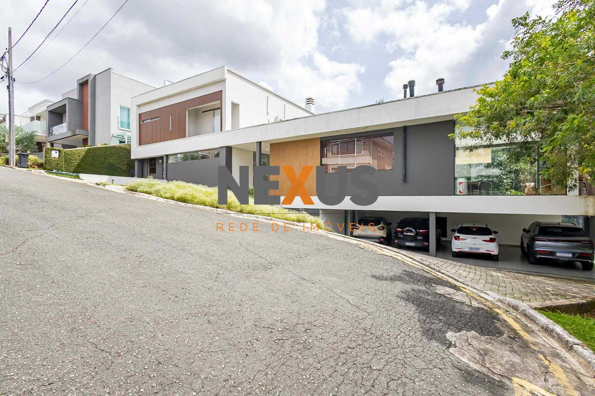 Casa Exclusiva em Condomínio, próximo ao Parque Tingui.