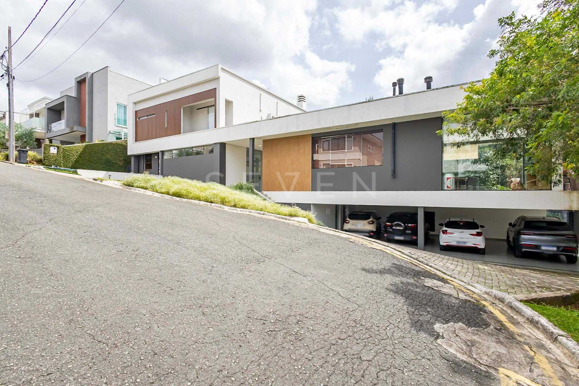 Casa Exclusiva em Condomínio, próximo ao Parque Tingui.