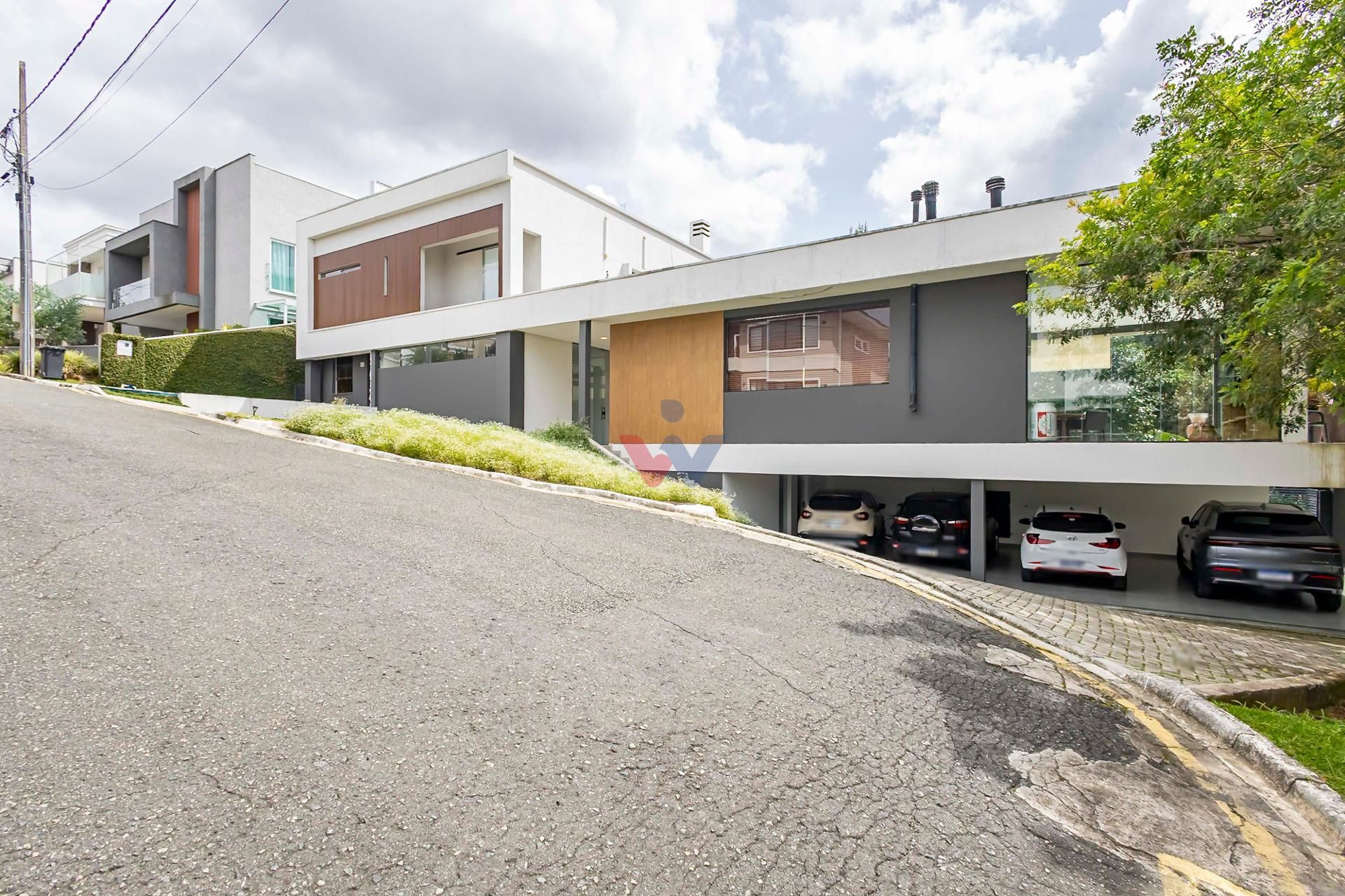 Casa Exclusiva em Condomínio, próximo ao Parque Tingui.